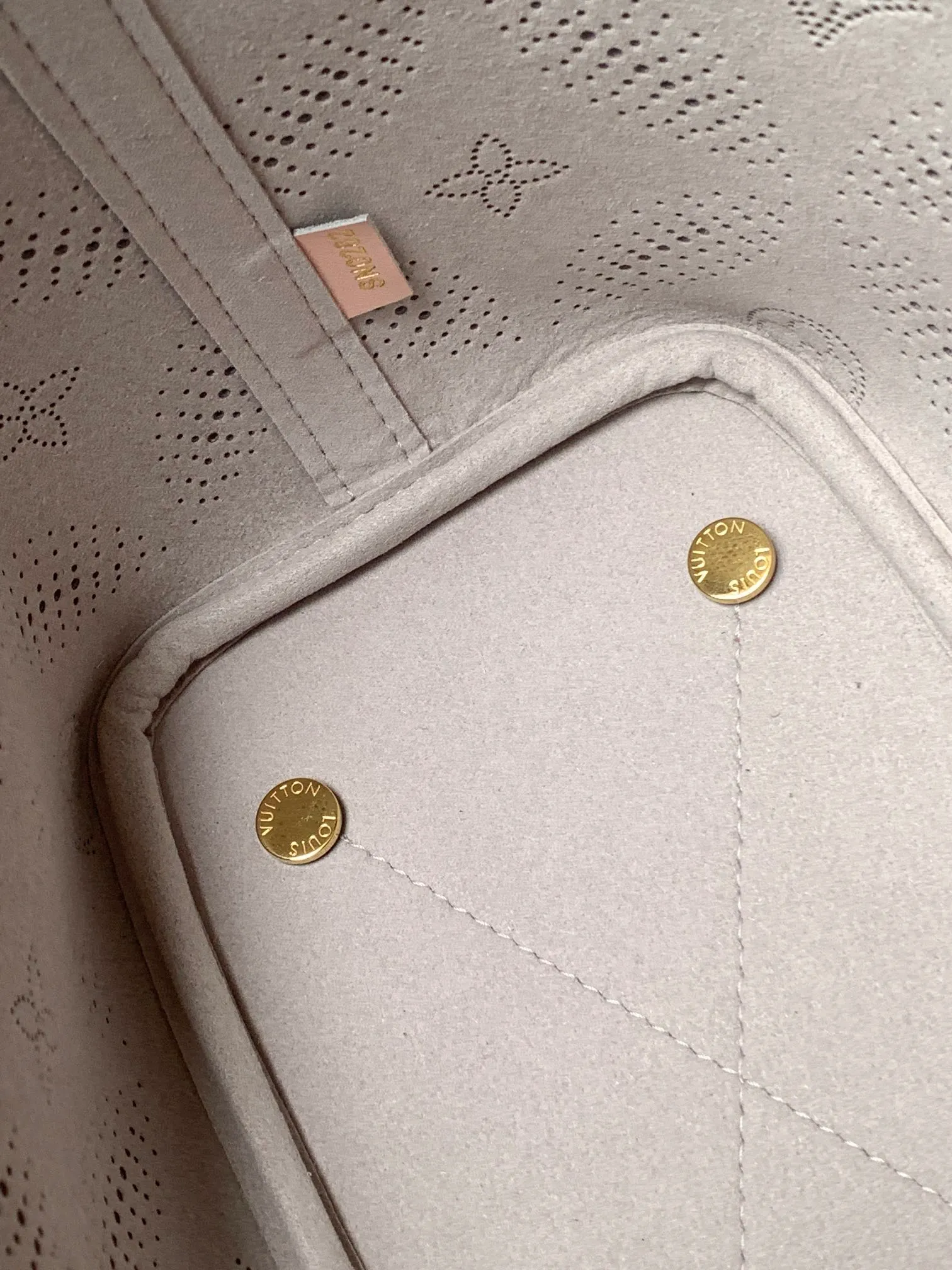 💰1180 (top layer leather) top original order, transcoding chip M13839 Blossom small handbag launches Mahina Bloom version in the new season, with full-width perforated pattern vividly depicting the graceful style of Monogram flowers. The leather bag is dipped in soft colors and combines with dazzling metal parts to create an elegant style. The adjustable shoulder strap and contrasting LV woven trim are removable. 20 cm Half-length strap adjustable to: 59.0 cm Handle: double handle