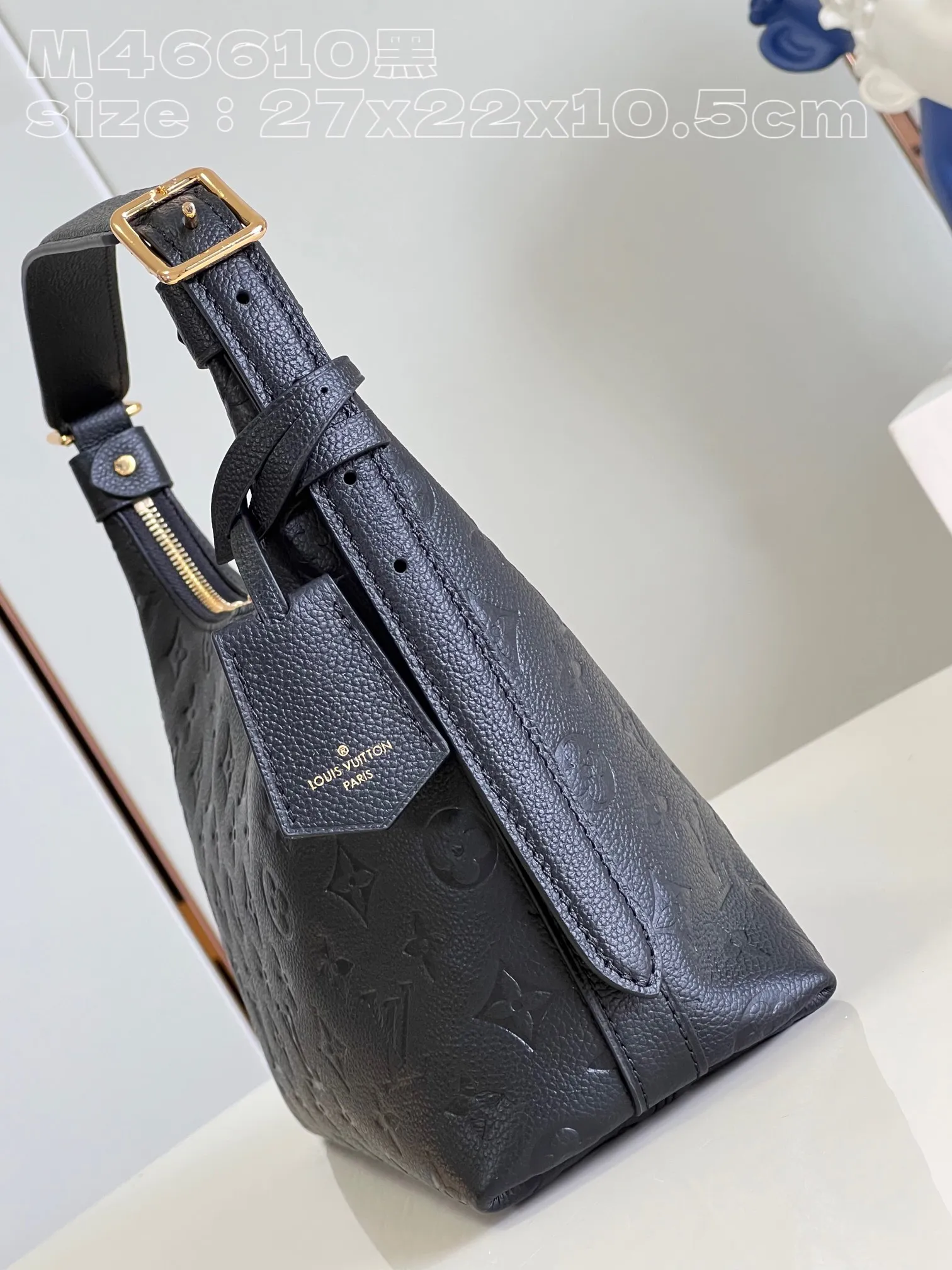 💰1180 (top-grain leather) top-grade original individual real shot M46610 black embossed】M46609 Sac Sport handbag is made of soft Monogram Empreinte embossed leather to create a curved outline, paying tribute to the brand's archive design with retro configuration and exquisite details. Plenty of space makes it easy to carry your daily needs, and the adjustable handle allows for a variety of carrying methods. Detailed features 27 x 22 x 10.5 cm (length x height x width)