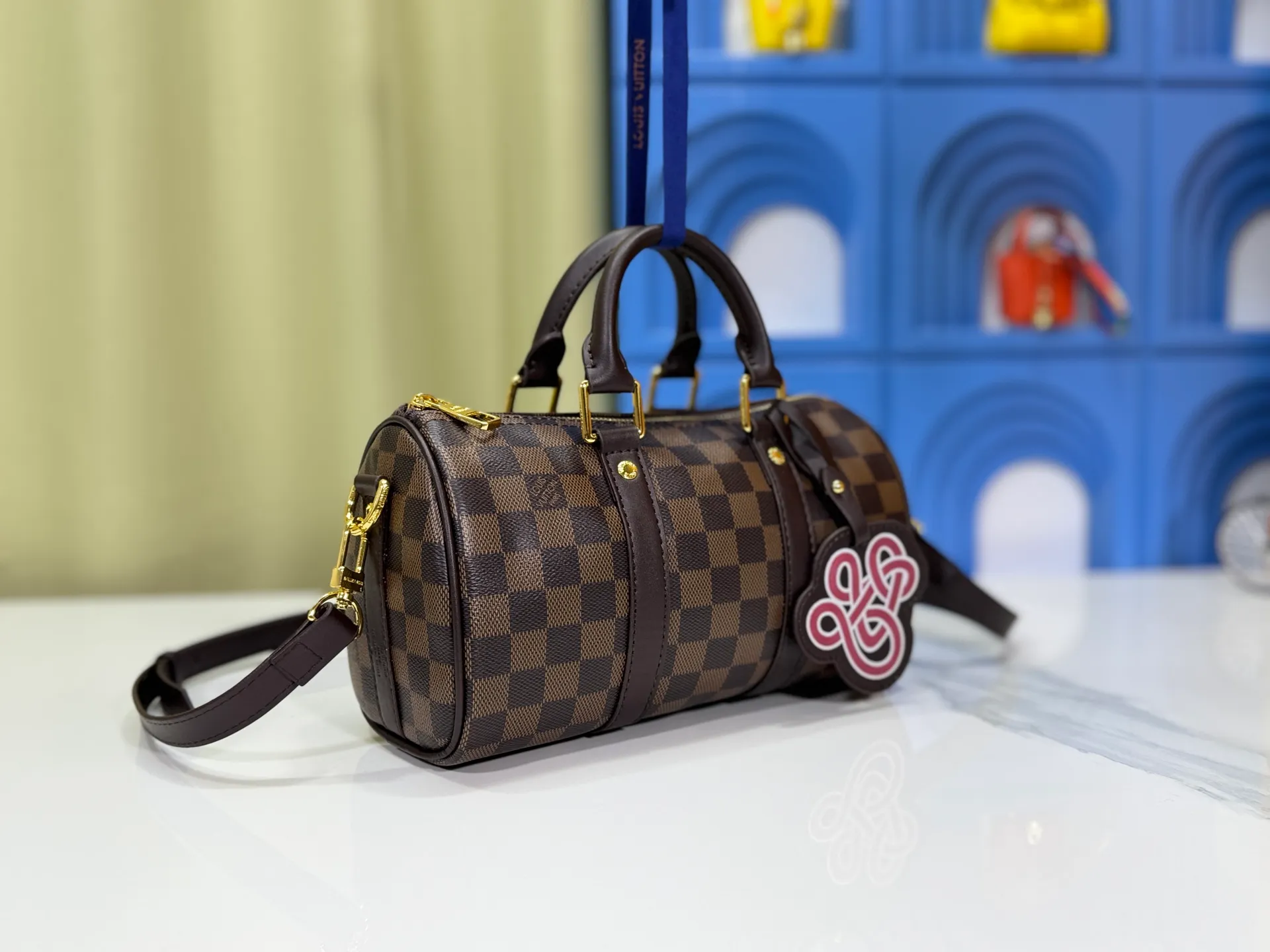 P240 Upgraded original version M13935 gradient rainbow, black and white three colors N40770 Brown M15428 Presbyopia M46271 Black flower M20900 M46249 This handbag condenses the classic silhouette of the Keepall travel bag and is made of Monogram embossed Taurillon leather. The compact structure is suitable for storing small items such as mobile phones and wallets. With its clever use of leather handles and detachable shoulder strap, it's easy to carry with you in trendy style. Detailed features Dimensions: 25✘15✘11 cm