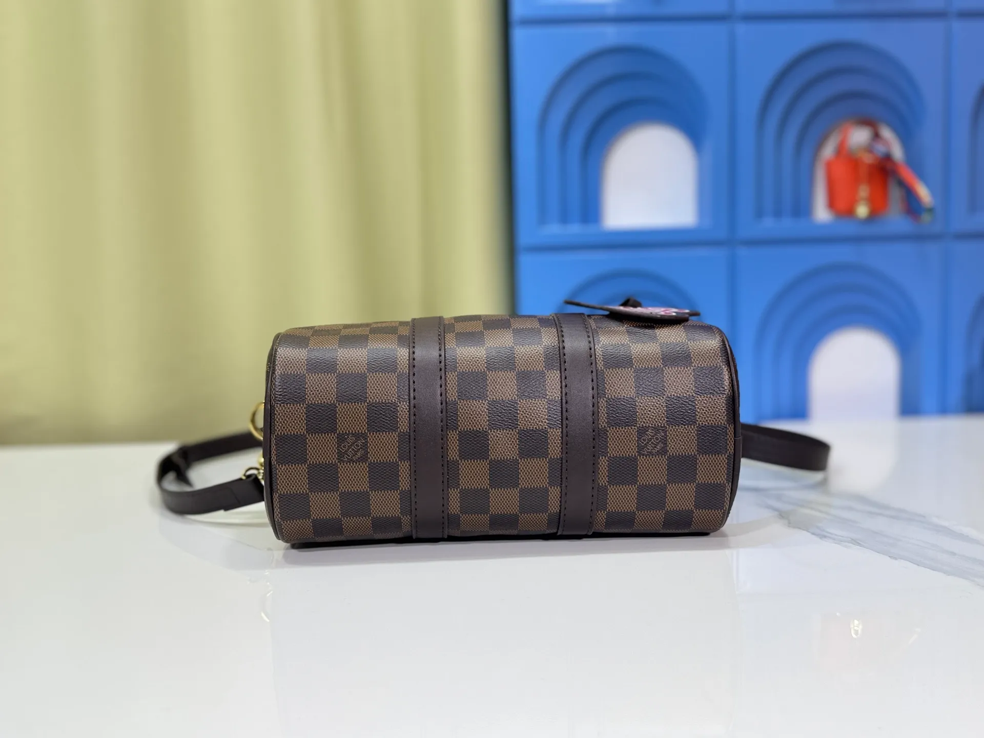 P240 Upgraded original version M13935 gradient rainbow, black and white three colors N40770 Brown M15428 Presbyopia M46271 Black flower M20900 M46249 This handbag condenses the classic silhouette of the Keepall travel bag and is made of Monogram embossed Taurillon leather. The compact structure is suitable for storing small items such as mobile phones and wallets. With its clever use of leather handles and detachable shoulder strap, it's easy to carry with you in trendy style. Detailed features Dimensions: 25✘15✘11 cm