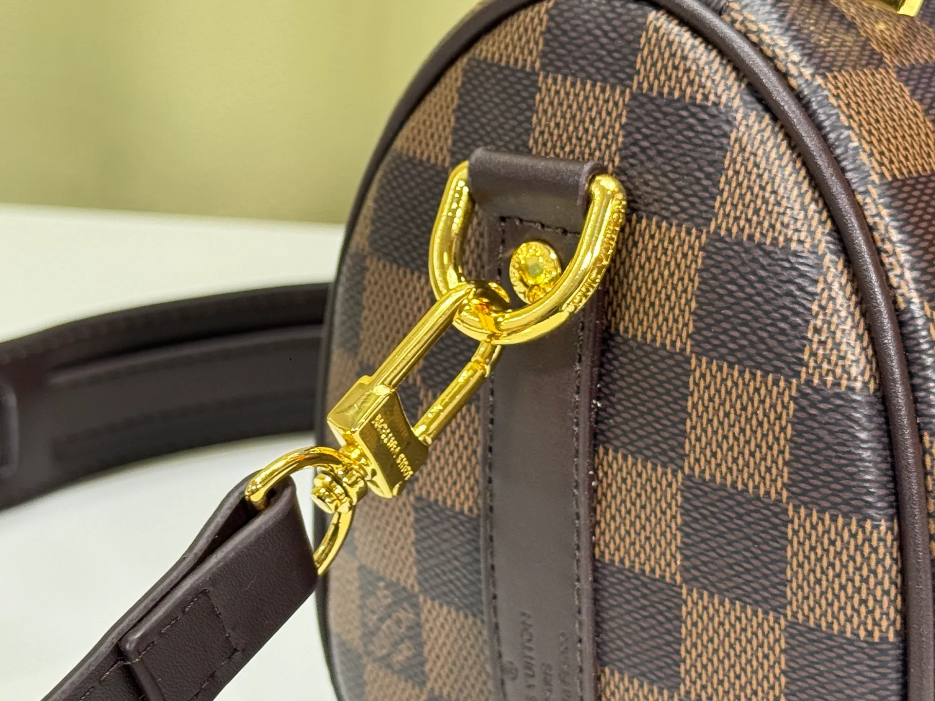 P240 Upgraded original version M13935 gradient rainbow, black and white three colors N40770 Brown M15428 Presbyopia M46271 Black flower M20900 M46249 This handbag condenses the classic silhouette of the Keepall travel bag and is made of Monogram embossed Taurillon leather. The compact structure is suitable for storing small items such as mobile phones and wallets. With its clever use of leather handles and detachable shoulder strap, it's easy to carry with you in trendy style. Detailed features Dimensions: 25✘15✘11 cm
