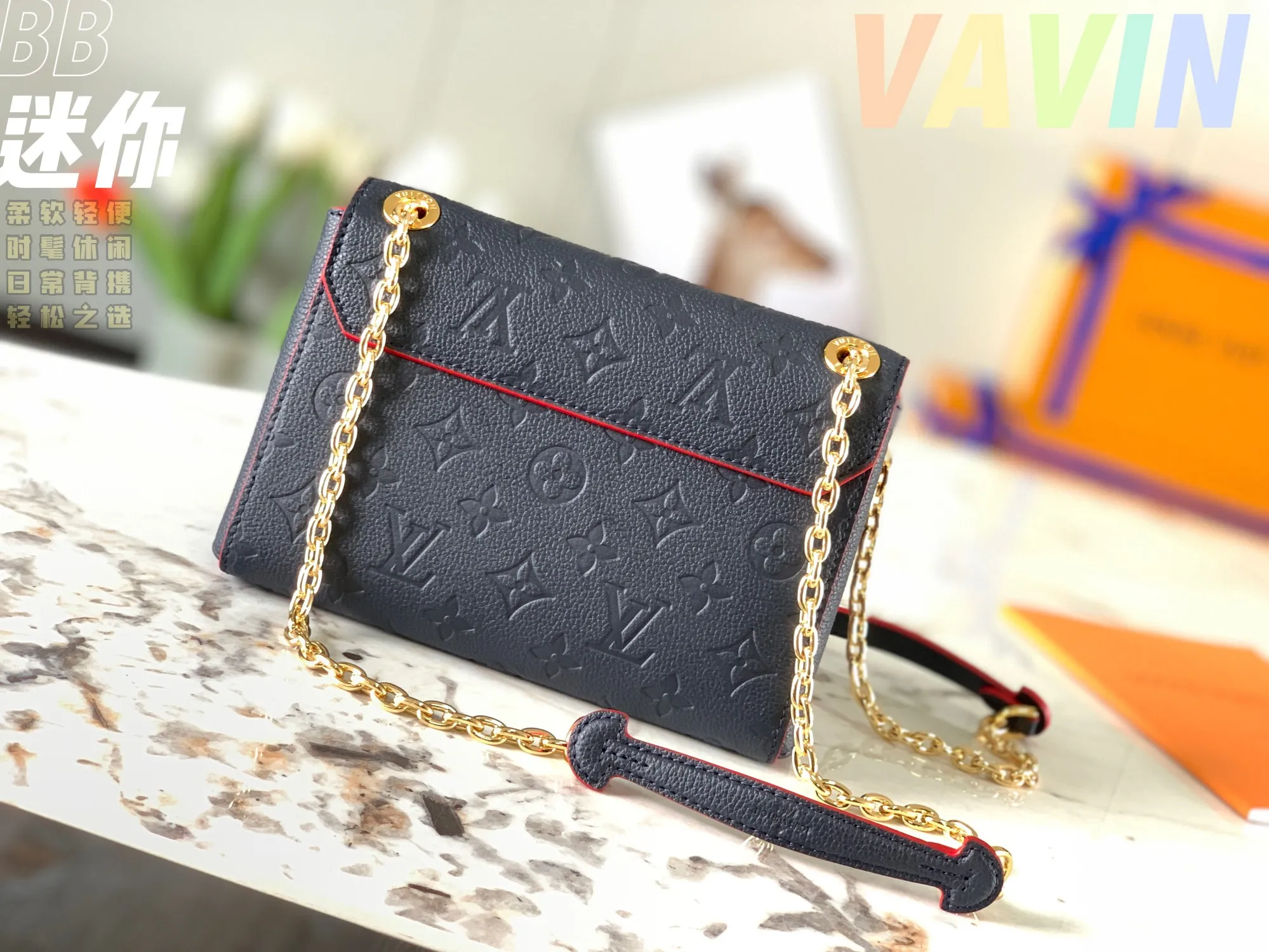 P1360 [Original leather 💋 M44550 navy blue embossed] Made of smooth and embossed Monogram Empreinte Combining silky and textured textures, the hook buckle pays tribute to the design of Louis Vuitton luggage, and is paired with a chain shoulder strap to add contrast. The compact shape contains ample capacity, and is made of a mixture of cowhide leather. This small Vavin handbag features a bright and eye-catching lock design. It is soft, lightweight, fashionable and casual, and is an easy choice for daily carrying. It is equipped with an adjustable leather chain strap, which can be carried on the shoulder or crossbody. Detailed size 21x15x8cm