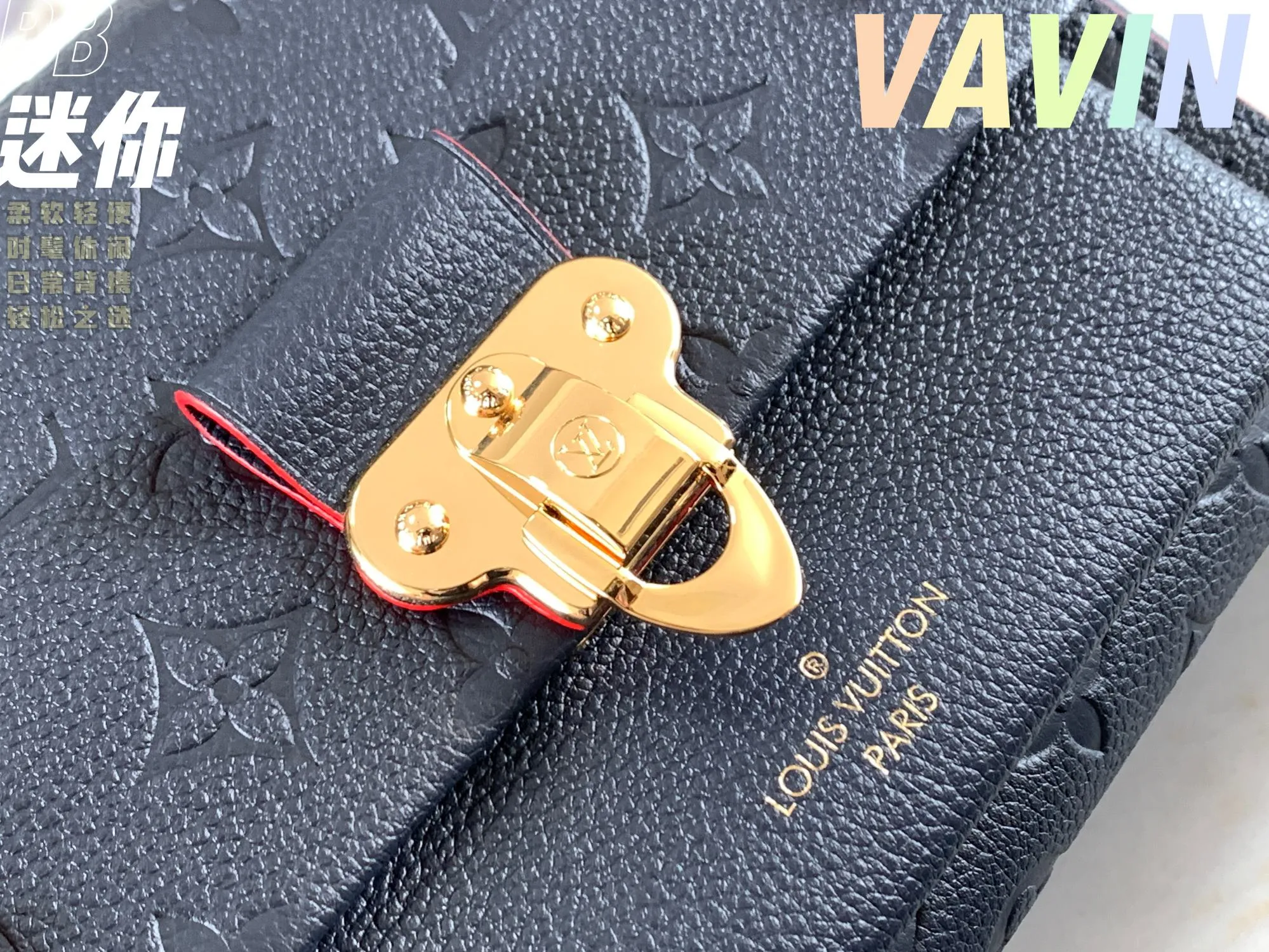 P1360 [Original leather 💋 M44550 navy blue embossed] Made of smooth and embossed Monogram Empreinte Combining silky and textured textures, the hook buckle pays tribute to the design of Louis Vuitton luggage, and is paired with a chain shoulder strap to add contrast. The compact shape contains ample capacity, and is made of a mixture of cowhide leather. This small Vavin handbag features a bright and eye-catching lock design. It is soft, lightweight, fashionable and casual, and is an easy choice for daily carrying. It is equipped with an adjustable leather chain strap, which can be carried on the shoulder or crossbody. Detailed size 21x15x8cm