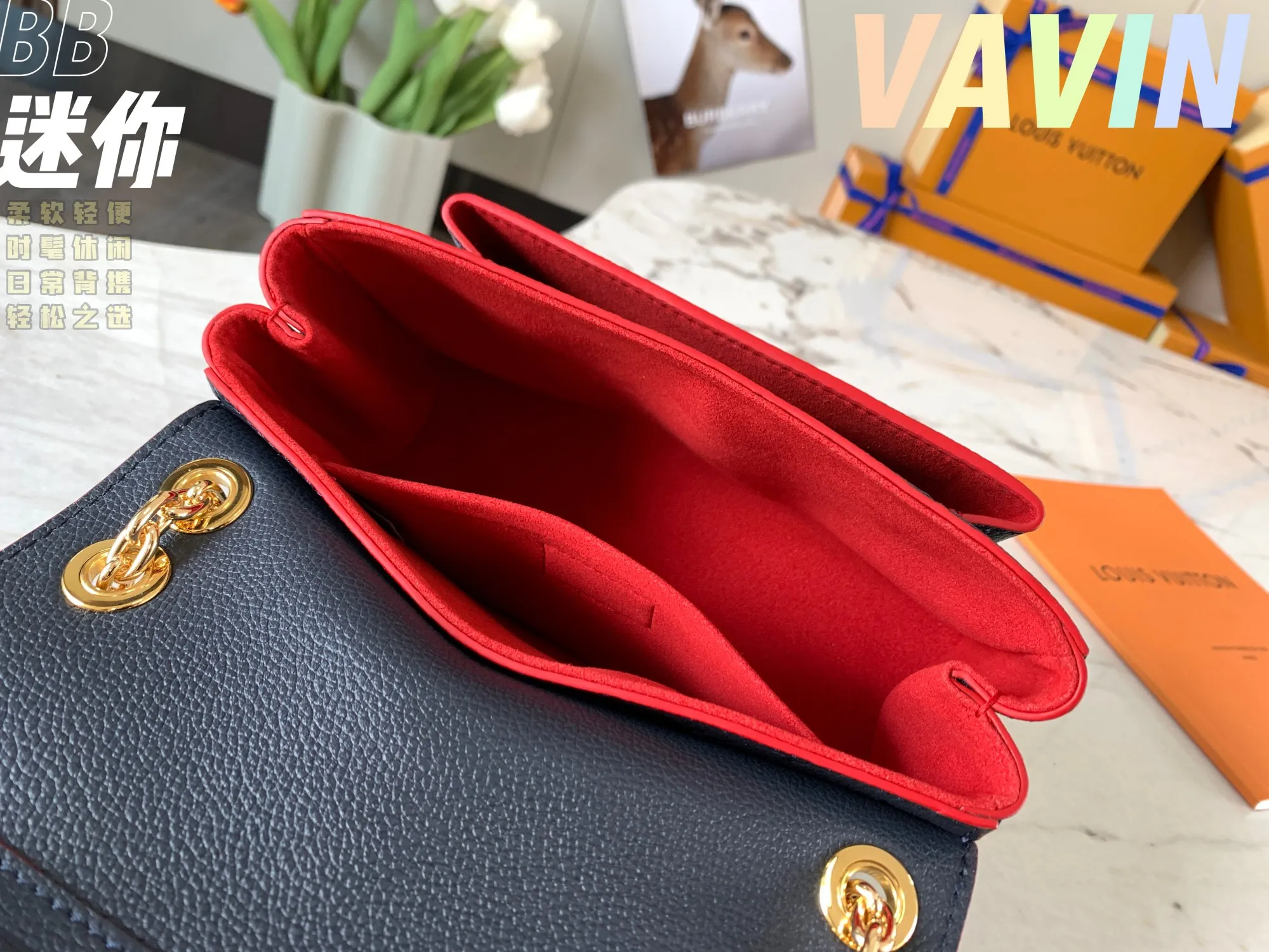 P1360 [Original leather 💋 M44550 navy blue embossed] Made of smooth and embossed Monogram Empreinte Combining silky and textured textures, the hook buckle pays tribute to the design of Louis Vuitton luggage, and is paired with a chain shoulder strap to add contrast. The compact shape contains ample capacity, and is made of a mixture of cowhide leather. This small Vavin handbag features a bright and eye-catching lock design. It is soft, lightweight, fashionable and casual, and is an easy choice for daily carrying. It is equipped with an adjustable leather chain strap, which can be carried on the shoulder or crossbody. Detailed size 21x15x8cm