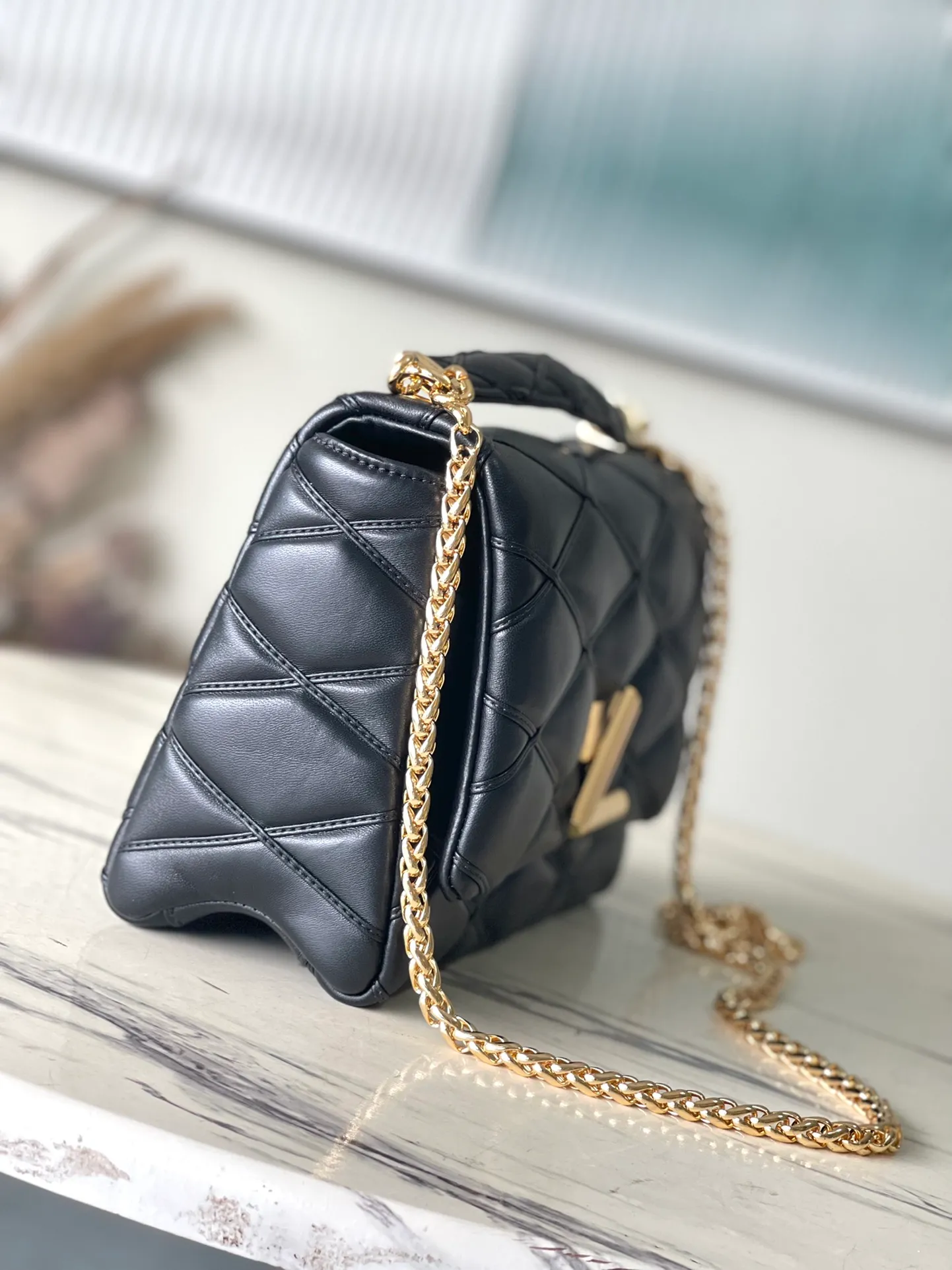 💰1460 (top layer leather) top quality original order M23689 black GO-14 large handbag made of spun and stitched sheepskin leather, opened with LV Twist twist lock and turned inside, with zipper pocket and rear patch pocket with mirror. The top handle and sliding chain are both detachable, enabling a variety of carrying methods. Dimensions: 31 × 19.5 × 11 cm
