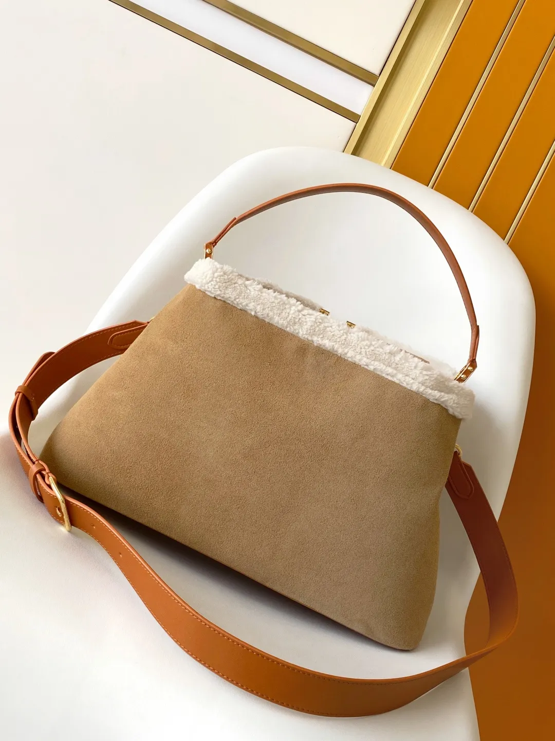 💰2140 Top original order M12784 Top original order Dynamic code change This Capucines Souple large handbag combines suede cow leather and shearling, with the dazzling LV logo and smooth leather handles to extend the elegance of the LV Ski series. The generous size can store daily necessities, A4 documents and travel supplies. 38.0 x 23.0 x 16.0 cm (L x H x W) • Suede cowhide and shearling • Shearling and cowhide leather trim • Cowhide leather lining • Metal hardware • Flap can be placed on the inside or outside • Internal compartment • Internal zippered pocket • Internal patch pocket • Metal bottom stud • Holds smartphone, short wallet, A4 documents and travel accessories • Shoulder strap: removable, adjustable • Half-length strap: 36.0 cm • Adjustable half-length strap: 59.0 cm • Handle: Single handle