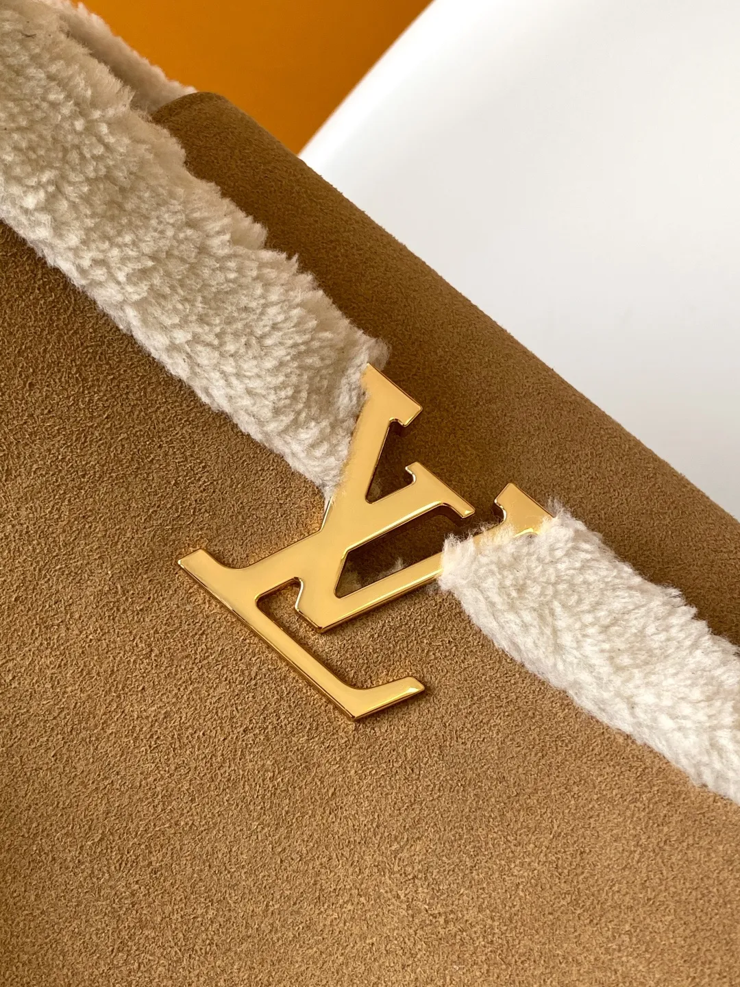 💰2140 Top original order M12784 Top original order Dynamic code change This Capucines Souple large handbag combines suede cow leather and shearling, with the dazzling LV logo and smooth leather handles to extend the elegance of the LV Ski series. The generous size can store daily necessities, A4 documents and travel supplies. 38.0 x 23.0 x 16.0 cm (L x H x W) • Suede cowhide and shearling • Shearling and cowhide leather trim • Cowhide leather lining • Metal hardware • Flap can be placed on the inside or outside • Internal compartment • Internal zippered pocket • Internal patch pocket • Metal bottom stud • Holds smartphone, short wallet, A4 documents and travel accessories • Shoulder strap: removable, adjustable • Half-length strap: 36.0 cm • Adjustable half-length strap: 59.0 cm • Handle: Single handle