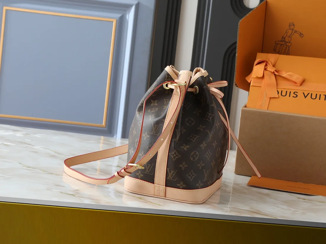 💰320💰Upgraded from the original M40818 M42224. This NOE BB handbag is a beloved mini reinterpretation of the classic Noé bucket bag designed in 1932. The bag has a leather-reinforced base and stands just under 9 inches tall. This Noé bucket bag in Monogram canvas features the original signature leather strap, as well as an extended shoulder strap for casual cross-body wear! Size 27×27×21cm