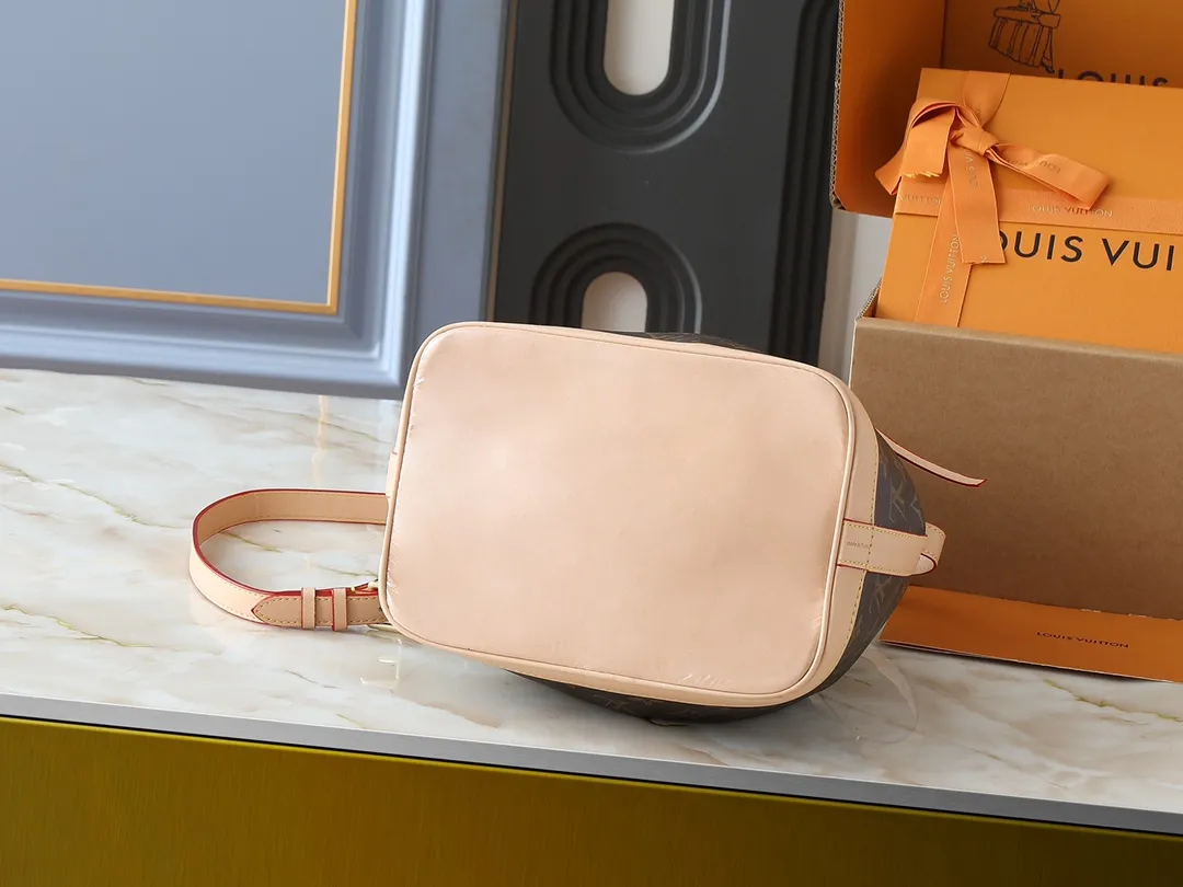 💰320💰Upgraded from the original M40818 M42224. This NOE BB handbag is a beloved mini reinterpretation of the classic Noé bucket bag designed in 1932. The bag has a leather-reinforced base and stands just under 9 inches tall. This Noé bucket bag in Monogram canvas features the original signature leather strap, as well as an extended shoulder strap for casual cross-body wear! Size 27×27×21cm