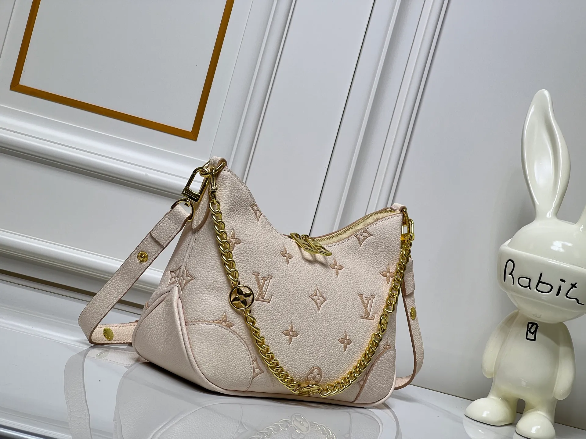 Batch 260💰Upgraded original M13224 M12930 M45832 M45831 Chain bag croissant series KOREA PRE-LAUNCH handbag This season's Boulogne bag uses Monogram Amprent leather material to reinterpret a symbolic design that can be used in multiple ways. Like existing designs made of canvas, various styles of items can be produced. Internal flat pocket that can store large-sized smartphones. A new version with a braided chain woven with gold hardware that creates a high-class and strong atmosphere. 16 x 9.5 x 29 cm.