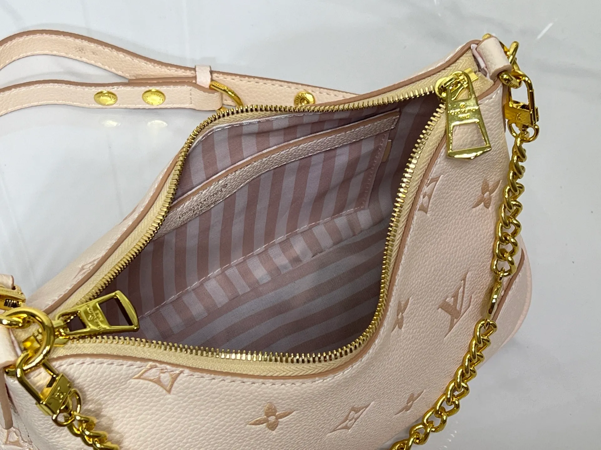 Batch 260💰Upgraded original M13224 M12930 M45832 M45831 Chain bag croissant series KOREA PRE-LAUNCH handbag This season's Boulogne bag uses Monogram Amprent leather material to reinterpret a symbolic design that can be used in multiple ways. Like existing designs made of canvas, various styles of items can be produced. Internal flat pocket that can store large-sized smartphones. A new version with a braided chain woven with gold hardware that creates a high-class and strong atmosphere. 16 x 9.5 x 29 cm.