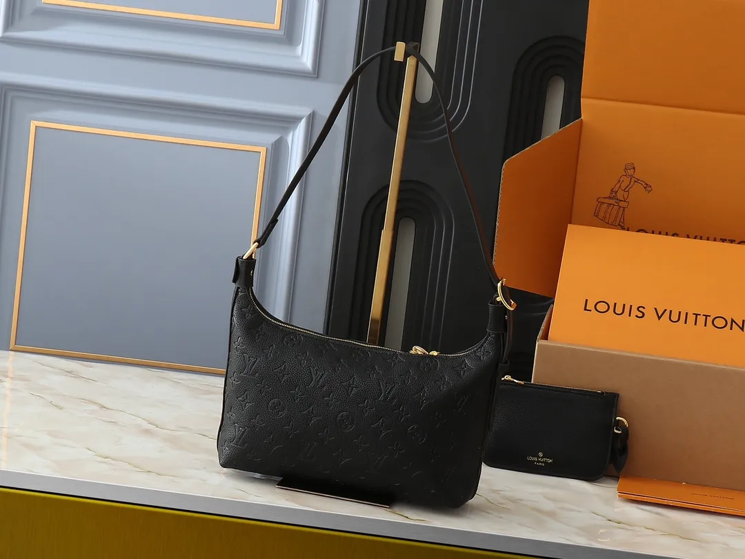 💰260💰Upgraded original M46610 M46609 M46674 This Sac Sport handbag is made of soft Monogram Empreinte embossed leather to create a curved outline, paying tribute to the brand's archive design with retro structure and exquisite details. Plenty of space makes it easy to carry your daily needs, and the adjustable handle allows for a variety of carrying methods. Dimensions: 27.0 x 22.0 x 10.5 cm (length x height x width)