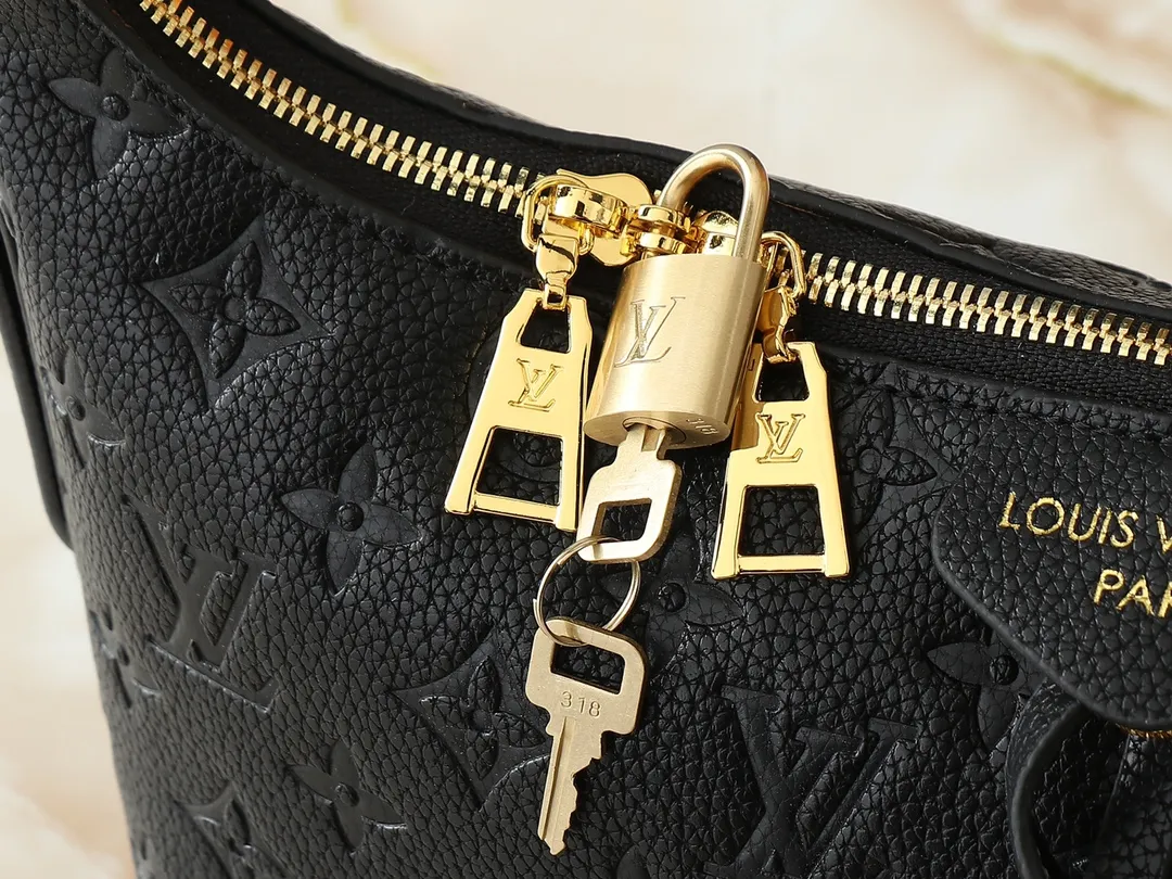 💰260💰Upgraded original M46610 M46609 M46674 This Sac Sport handbag is made of soft Monogram Empreinte embossed leather to create a curved outline, paying tribute to the brand's archive design with retro structure and exquisite details. Plenty of space makes it easy to carry your daily needs, and the adjustable handle allows for a variety of carrying methods. Dimensions: 27.0 x 22.0 x 10.5 cm (length x height x width)