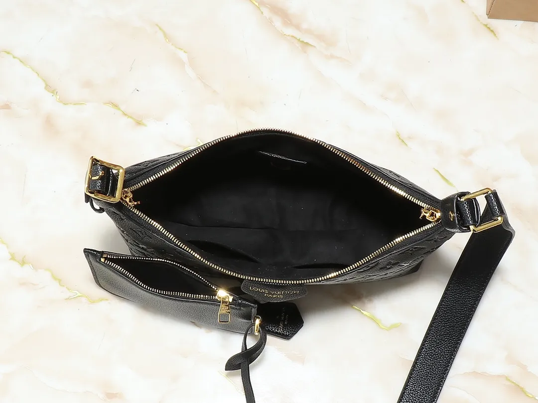 💰260💰Upgraded original M46610 M46609 M46674 This Sac Sport handbag is made of soft Monogram Empreinte embossed leather to create a curved outline, paying tribute to the brand's archive design with retro structure and exquisite details. Plenty of space makes it easy to carry your daily needs, and the adjustable handle allows for a variety of carrying methods. Dimensions: 27.0 x 22.0 x 10.5 cm (length x height x width)