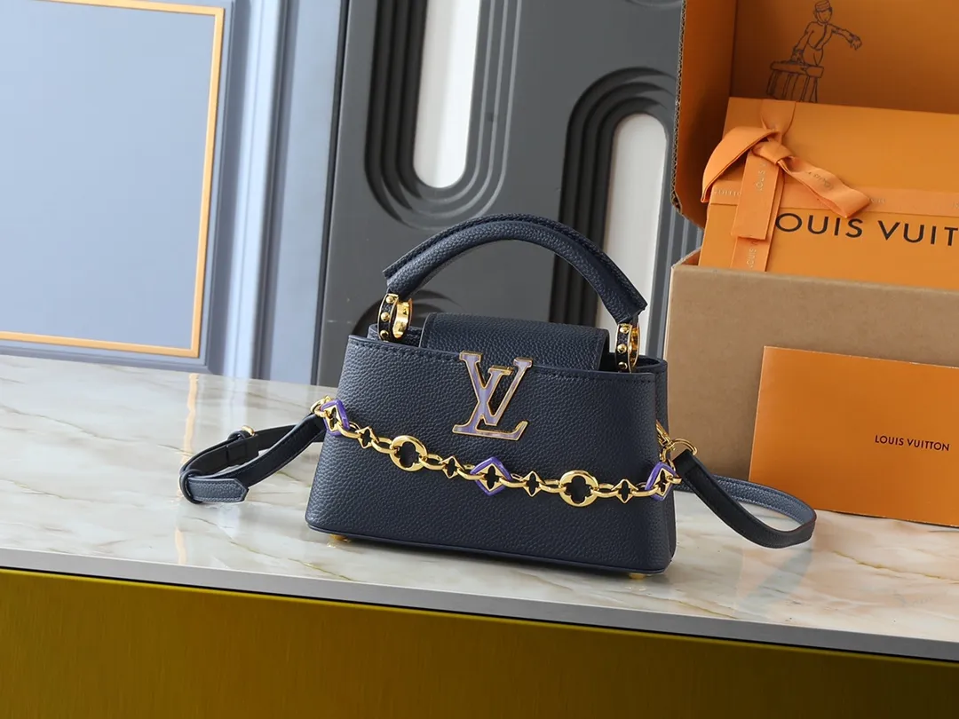 💰420💰Guangzhou goods Upgraded from the original M14381 M14970 M14393 M14972 M14971 This Harmony series launches the Capucines East West mini handbag, which uses a decorative chain to show the inspiration of the Monogram flower. Taurillon cow leather creates an exquisite structure, and the LV letters interpret the colorful brushstrokes of the Puffygram jewelry series. The flap can be folded in or out, and the inner pocket can safely store valuables. Dimensions: 22.0 x 12.0 x 8.0 cm (length x height x width)