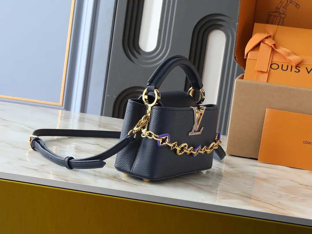 💰420💰Guangzhou goods Upgraded from the original M14381 M14970 M14393 M14972 M14971 This Harmony series launches the Capucines East West mini handbag, which uses a decorative chain to show the inspiration of the Monogram flower. Taurillon cow leather creates an exquisite structure, and the LV letters interpret the colorful brushstrokes of the Puffygram jewelry series. The flap can be folded in or out, and the inner pocket can safely store valuables. Dimensions: 22.0 x 12.0 x 8.0 cm (length x height x width)
