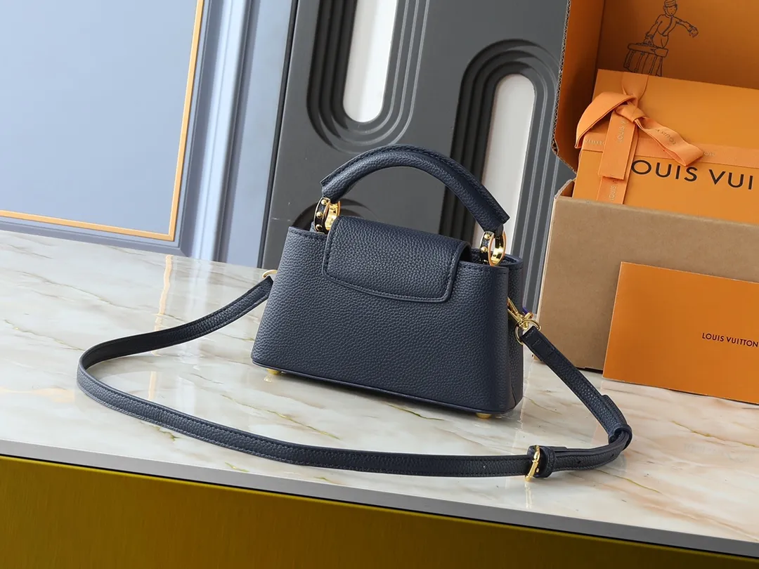 💰420💰Guangzhou goods Upgraded from the original M14381 M14970 M14393 M14972 M14971 This Harmony series launches the Capucines East West mini handbag, which uses a decorative chain to show the inspiration of the Monogram flower. Taurillon cow leather creates an exquisite structure, and the LV letters interpret the colorful brushstrokes of the Puffygram jewelry series. The flap can be folded in or out, and the inner pocket can safely store valuables. Dimensions: 22.0 x 12.0 x 8.0 cm (length x height x width)