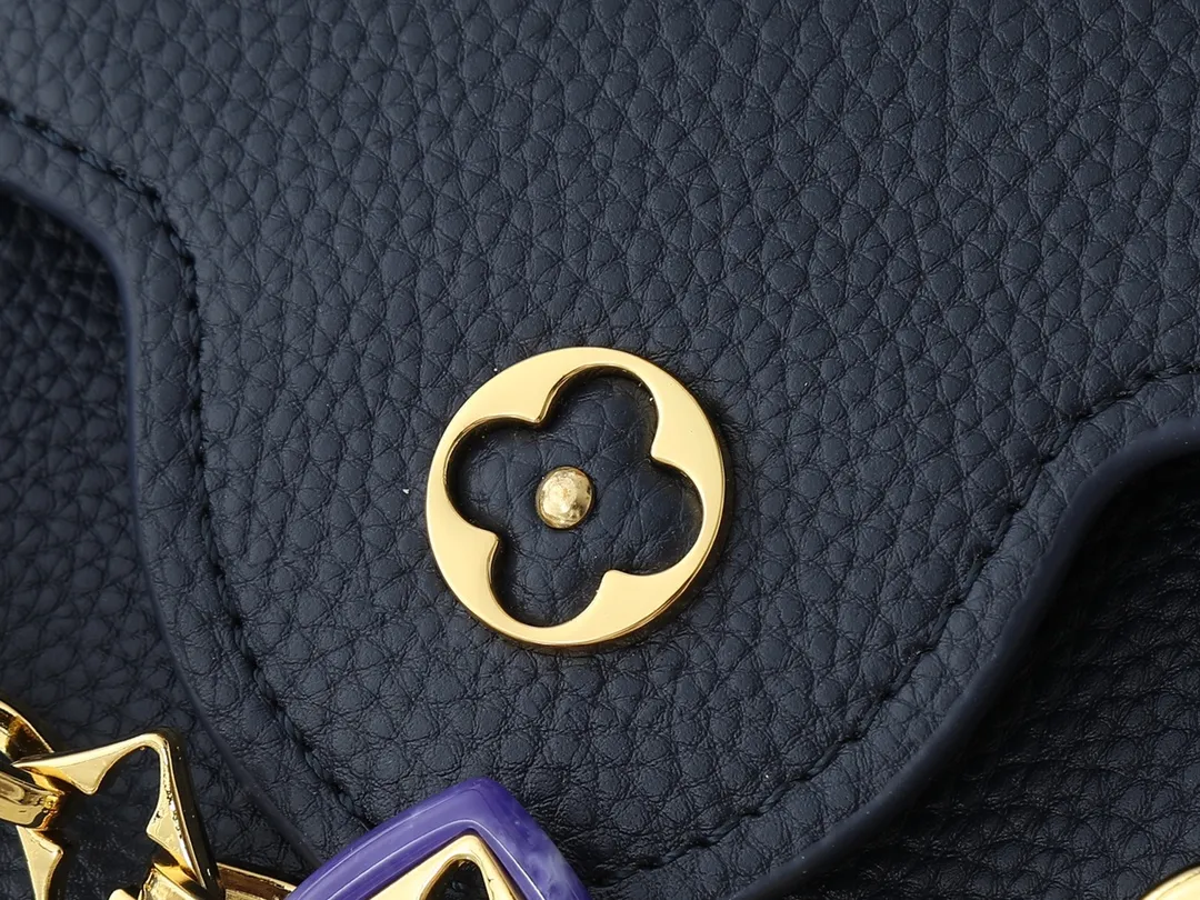 💰420💰Guangzhou goods Upgraded from the original M14381 M14970 M14393 M14972 M14971 This Harmony series launches the Capucines East West mini handbag, which uses a decorative chain to show the inspiration of the Monogram flower. Taurillon cow leather creates an exquisite structure, and the LV letters interpret the colorful brushstrokes of the Puffygram jewelry series. The flap can be folded in or out, and the inner pocket can safely store valuables. Dimensions: 22.0 x 12.0 x 8.0 cm (length x height x width)