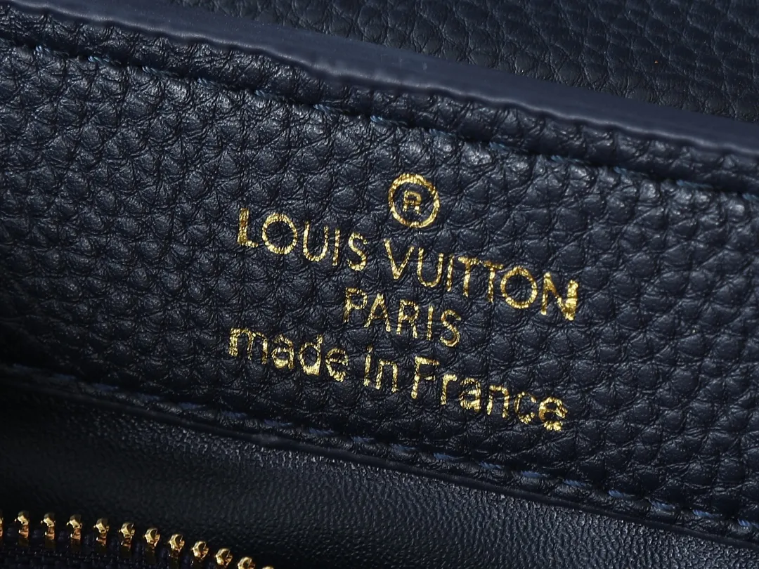 💰420💰Guangzhou goods Upgraded from the original M14381 M14970 M14393 M14972 M14971 This Harmony series launches the Capucines East West mini handbag, which uses a decorative chain to show the inspiration of the Monogram flower. Taurillon cow leather creates an exquisite structure, and the LV letters interpret the colorful brushstrokes of the Puffygram jewelry series. The flap can be folded in or out, and the inner pocket can safely store valuables. Dimensions: 22.0 x 12.0 x 8.0 cm (length x height x width)