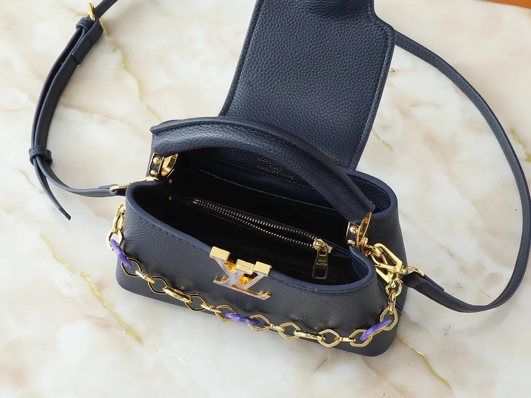 💰420💰Guangzhou goods Upgraded from the original M14381 M14970 M14393 M14972 M14971 This Harmony series launches the Capucines East West mini handbag, which uses a decorative chain to show the inspiration of the Monogram flower. Taurillon cow leather creates an exquisite structure, and the LV letters interpret the colorful brushstrokes of the Puffygram jewelry series. The flap can be folded in or out, and the inner pocket can safely store valuables. Dimensions: 22.0 x 12.0 x 8.0 cm (length x height x width)