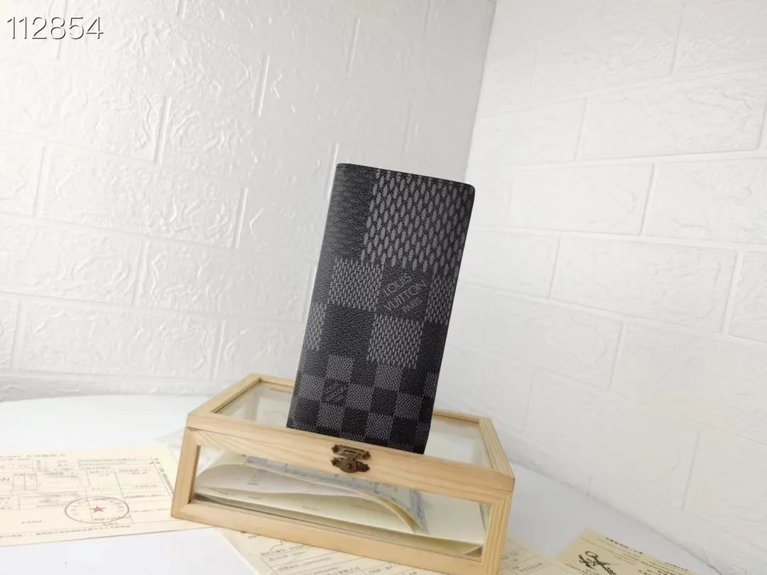 P130💰 Model: N60435 Wallet Louis Vuitton's classic Brazza wallet uses Damier Graphite Pixel canvas material to highlight the digital style. The traditional Damier Graphite checkerboard pattern is presented in a subversive pixel form in 2019. It combines various pockets, compartments and credit card slots into one stylish and convenient bag. 62665