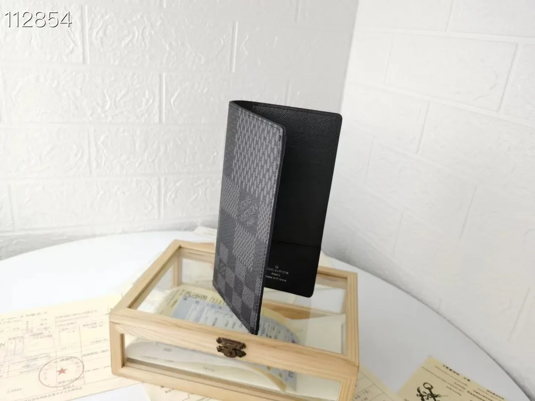 P130💰 Model: N60435 Wallet Louis Vuitton's classic Brazza wallet uses Damier Graphite Pixel canvas material to highlight the digital style. The traditional Damier Graphite checkerboard pattern is presented in a subversive pixel form in 2019. It combines various pockets, compartments and credit card slots into one stylish and convenient bag. 62665
