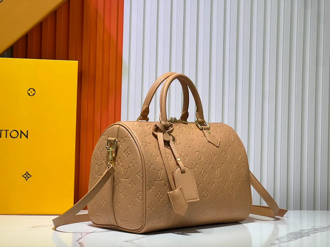 Batch 300💰Upgraded from the original M47186 M11323 M40391 This Speedy Soft 30 handbag renews the classic design of the Speedy handbag, using Monogram Empreinte leather and suede cowhide lining to create a light and soft structure. Whether carried by hand, cross-body or shoulder, you can create a trendy look. Dimensions: 30x21x17 cm