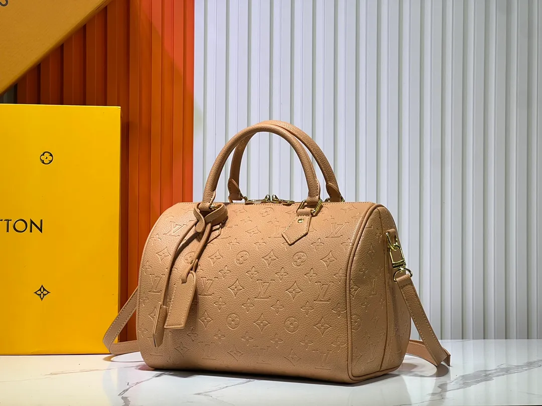 Batch 300💰Upgraded from the original M47186 M11323 M40391 This Speedy Soft 30 handbag renews the classic design of the Speedy handbag, using Monogram Empreinte leather and suede cowhide lining to create a light and soft structure. Whether carried by hand, cross-body or shoulder, you can create a trendy look. Dimensions: 30x21x17 cm