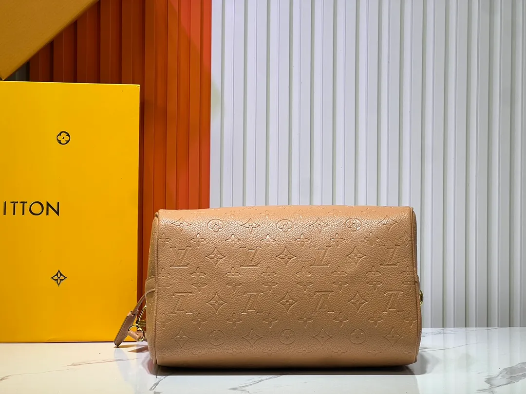 Batch 300💰Upgraded from the original M47186 M11323 M40391 This Speedy Soft 30 handbag renews the classic design of the Speedy handbag, using Monogram Empreinte leather and suede cowhide lining to create a light and soft structure. Whether carried by hand, cross-body or shoulder, you can create a trendy look. Dimensions: 30x21x17 cm