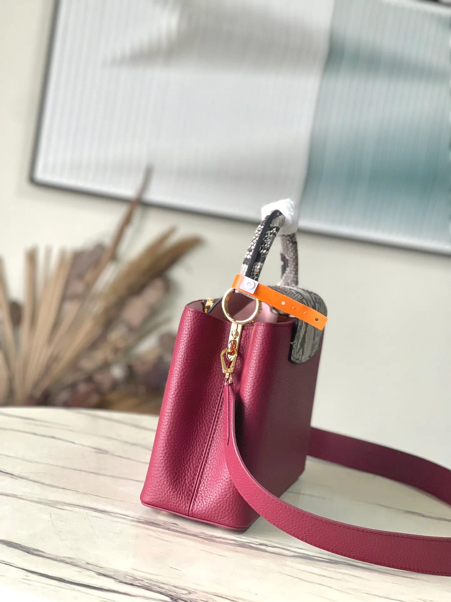 💰2520 (Special quality original leather) N82068N82067 Grape purple with python medium size In 1854, a store was opened on Capucine Street in Paris, and the Capucines handbag named after it came out in 2013. Made of full-grain Taurillon leather with a signature flap: revealing the Monogram flower on the outside and leather-wrapped letters on the inside. Dimensions: 31.5 x 20 x 11 cm