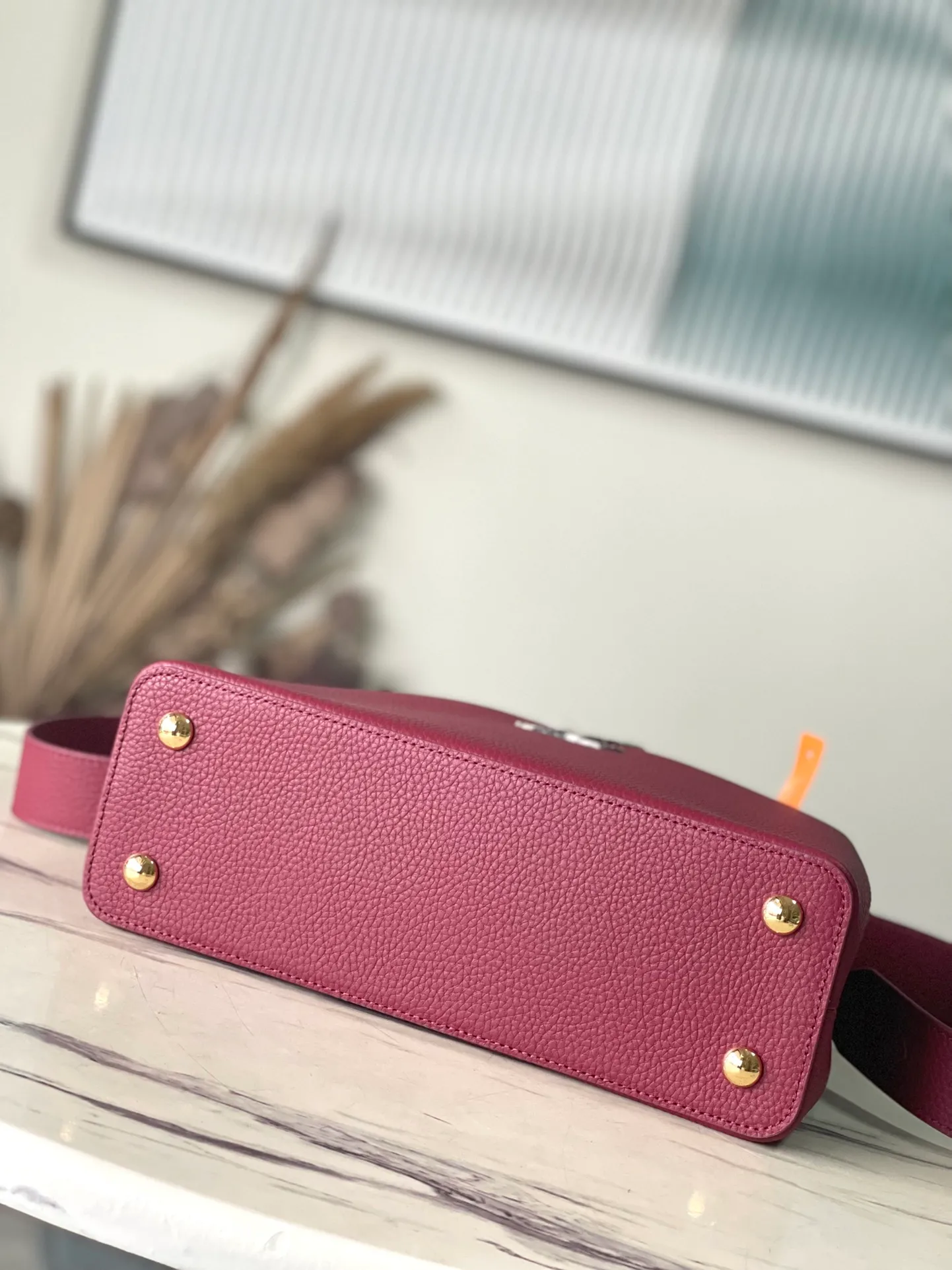 💰2520 (Special quality original leather) N82068N82067 Grape purple with python medium size In 1854, a store was opened on Capucine Street in Paris, and the Capucines handbag named after it came out in 2013. Made of full-grain Taurillon leather with a signature flap: revealing the Monogram flower on the outside and leather-wrapped letters on the inside. Dimensions: 31.5 x 20 x 11 cm