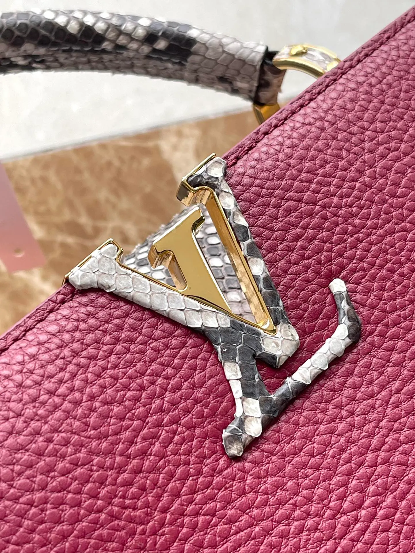 💰2520 (Special quality original leather) N82068N82067 Grape purple with python medium size In 1854, a store was opened on Capucine Street in Paris, and the Capucines handbag named after it came out in 2013. Made of full-grain Taurillon leather with a signature flap: revealing the Monogram flower on the outside and leather-wrapped letters on the inside. Dimensions: 31.5 x 20 x 11 cm