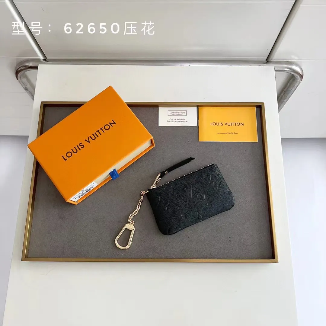 💰100💰This Damier canvas small leather bag can hold change and keys, and can be easily put into a handbag or clothing pocket. Key ring, key hook can be hung on the D-ring provided with most Louis Vuitton handbags, zipper closure, Damier canvas texture and embossed calfskin, shiny gold-tone hardware. 👏👏Model 62650, size: 12x7cm,
