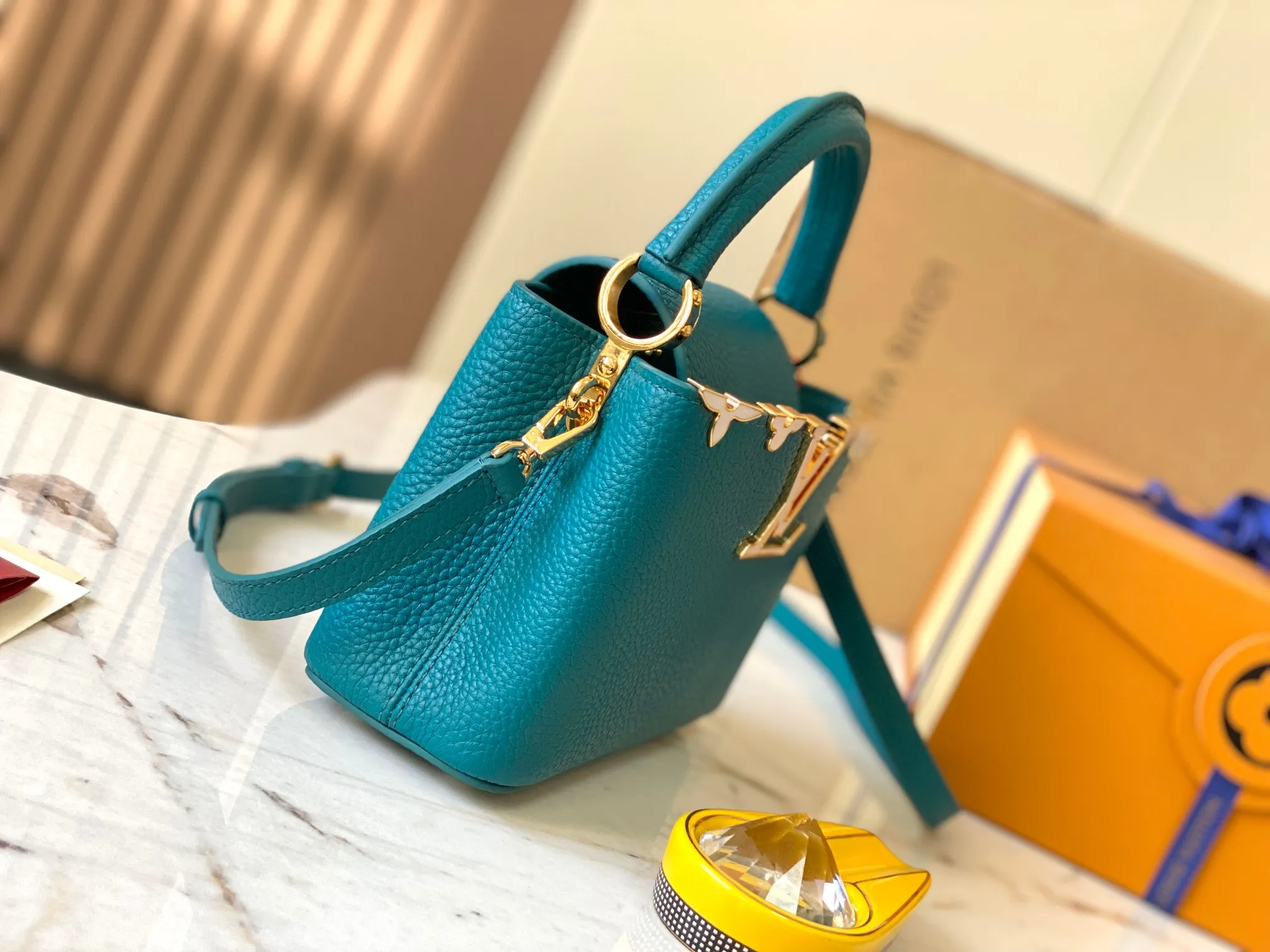 P2400, [Special quality original leather 💋 M23330 Lake blue white shell] Capucines mini handbag, this Capucines Flower Crown handbag is made of full-grain Taurillon leather embellished with Monogram flowers. Each flower is shaped by exquisite shells. The LV logo and flowers echo each other, giving this soft handbag a jewel-like luster. Use the detachable shoulder strap cleverly to switch between shoulder and crossbody styles! Size: 21*14*8Cm