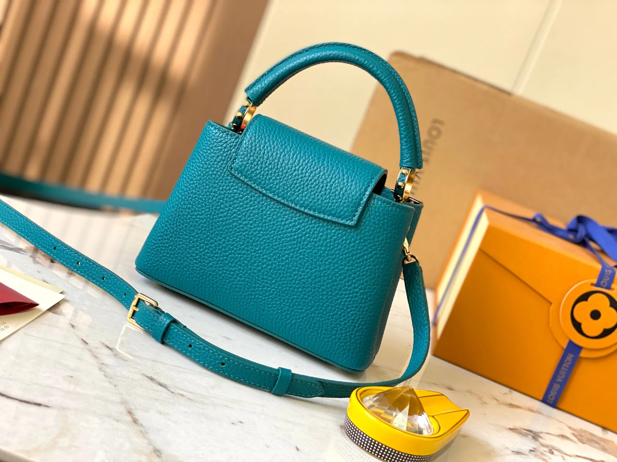 P2400, [Special quality original leather 💋 M23330 Lake blue white shell] Capucines mini handbag, this Capucines Flower Crown handbag is made of full-grain Taurillon leather embellished with Monogram flowers. Each flower is shaped by exquisite shells. The LV logo and flowers echo each other, giving this soft handbag a jewel-like luster. Use the detachable shoulder strap cleverly to switch between shoulder and crossbody styles! Size: 21*14*8Cm