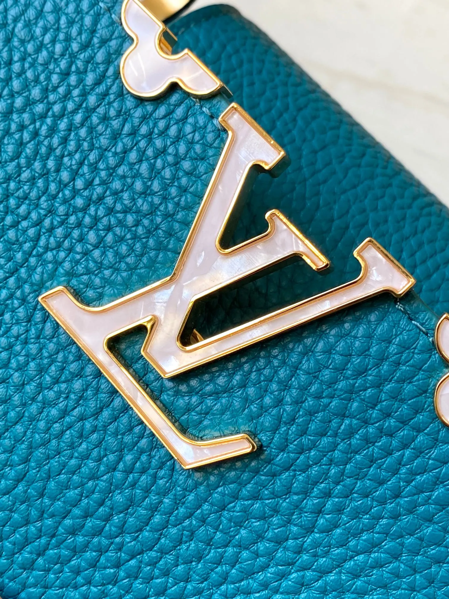P2400, [Special quality original leather 💋 M23330 Lake blue white shell] Capucines mini handbag, this Capucines Flower Crown handbag is made of full-grain Taurillon leather embellished with Monogram flowers. Each flower is shaped by exquisite shells. The LV logo and flowers echo each other, giving this soft handbag a jewel-like luster. Use the detachable shoulder strap cleverly to switch between shoulder and crossbody styles! Size: 21*14*8Cm