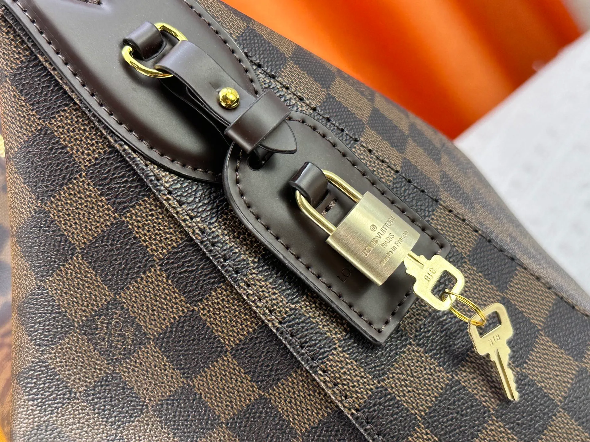 P280 Upgraded version [Official latest model, real shot of version making] M12097-M12098-M11952-M00126 This Vanity Pouch handbag comes from the Louis Vuitton Coated canvas is trimmed with calfskin, while a zipper closure, detachable chain and LV-engraved padlock add a metallic sheen. Dimensions: 41.0 × 33.0 × 10.0 Dimensions, 32.5x22.0x9.0