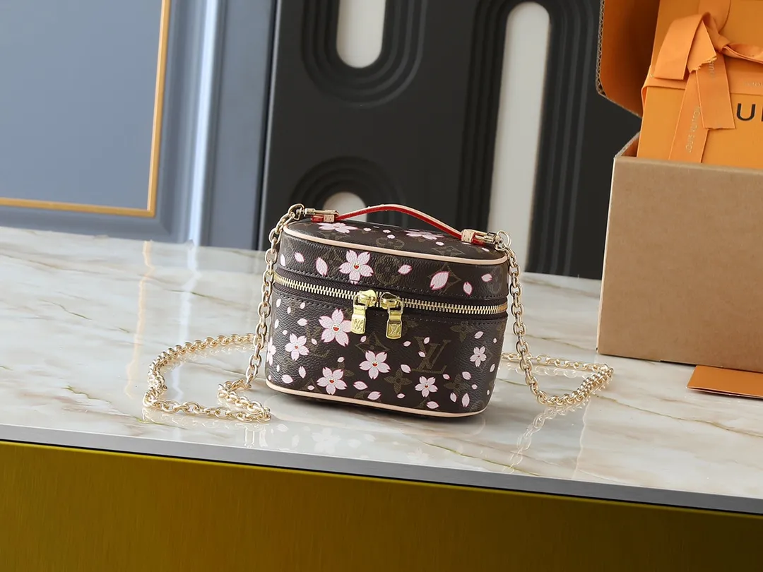 💰220💰Upgraded from the original M42265 M14181 M44495 M44936 M42263 This Nice cosmetic bag is made of Monogram coated canvas. The box-shaped outline is condensed with rounded strokes. The Cherry Blossom pattern releases the joyful atmosphere of the Louis Vuitton size：14x10.2x8.5cm