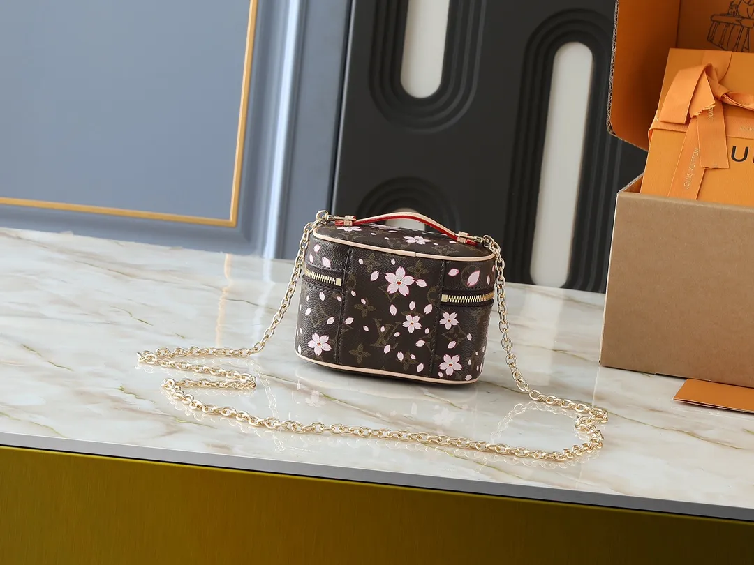 💰220💰Upgraded from the original M42265 M14181 M44495 M44936 M42263 This Nice cosmetic bag is made of Monogram coated canvas. The box-shaped outline is condensed with rounded strokes. The Cherry Blossom pattern releases the joyful atmosphere of the Louis Vuitton size：14x10.2x8.5cm