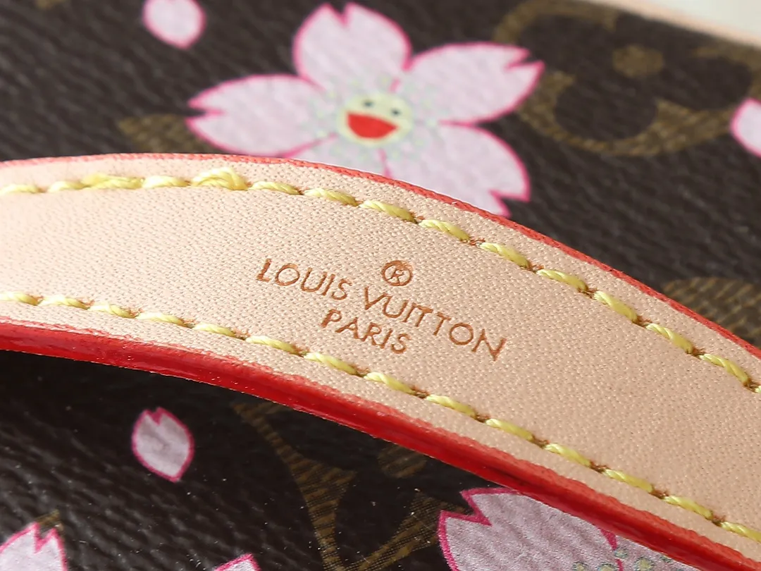 💰220💰Upgraded from the original M42265 M14181 M44495 M44936 M42263 This Nice cosmetic bag is made of Monogram coated canvas. The box-shaped outline is condensed with rounded strokes. The Cherry Blossom pattern releases the joyful atmosphere of the Louis Vuitton size：14x10.2x8.5cm