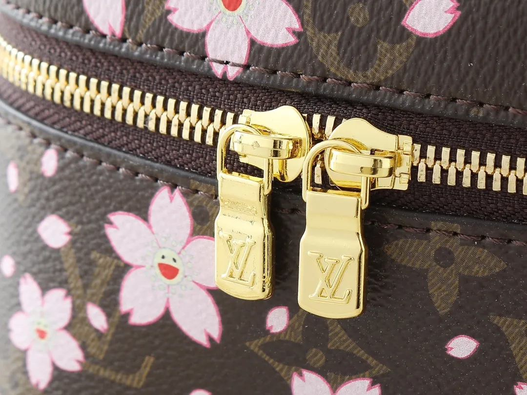 💰220💰Upgraded from the original M42265 M14181 M44495 M44936 M42263 This Nice cosmetic bag is made of Monogram coated canvas. The box-shaped outline is condensed with rounded strokes. The Cherry Blossom pattern releases the joyful atmosphere of the Louis Vuitton size：14x10.2x8.5cm