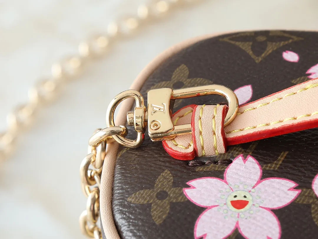 💰220💰Upgraded from the original M42265 M14181 M44495 M44936 M42263 This Nice cosmetic bag is made of Monogram coated canvas. The box-shaped outline is condensed with rounded strokes. The Cherry Blossom pattern releases the joyful atmosphere of the Louis Vuitton size：14x10.2x8.5cm