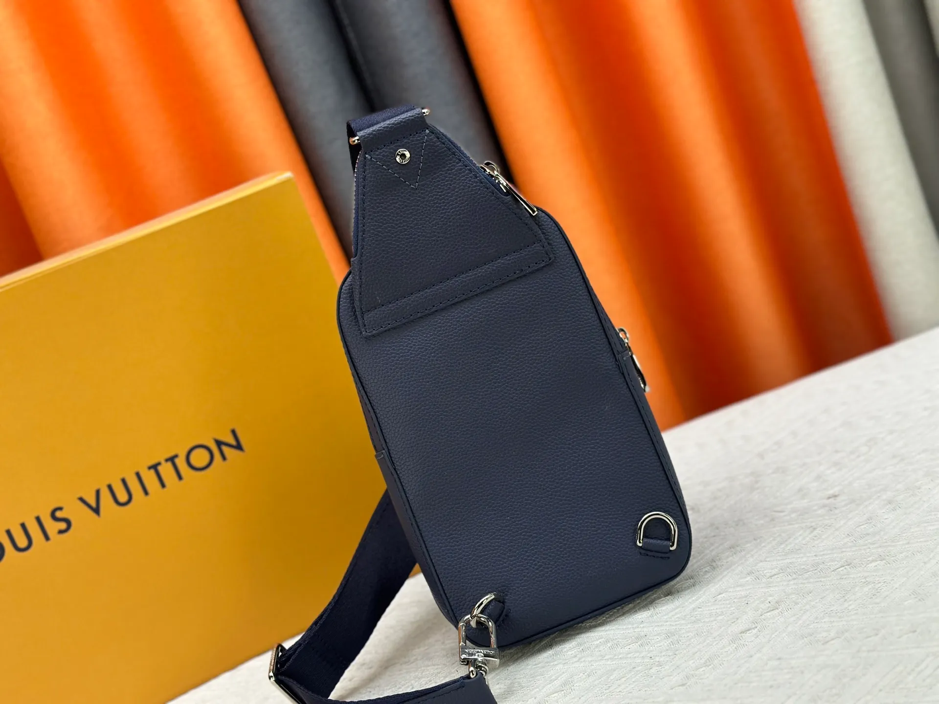 P240 M15255 M15269 M26419 M11703 M47137 M46344 Pebbled leather "Avenue Sling Bag PM" with excellent durability and flexibility. The LV initials of the "LV Aerogram" series are embossed. Main compartment, zippered front pocket, small triangular zippered pocket design. Can be worn from either shoulder with the adjustable strap. Dimensions are 16 x 33 x 5.7 cm. (length x height x width)