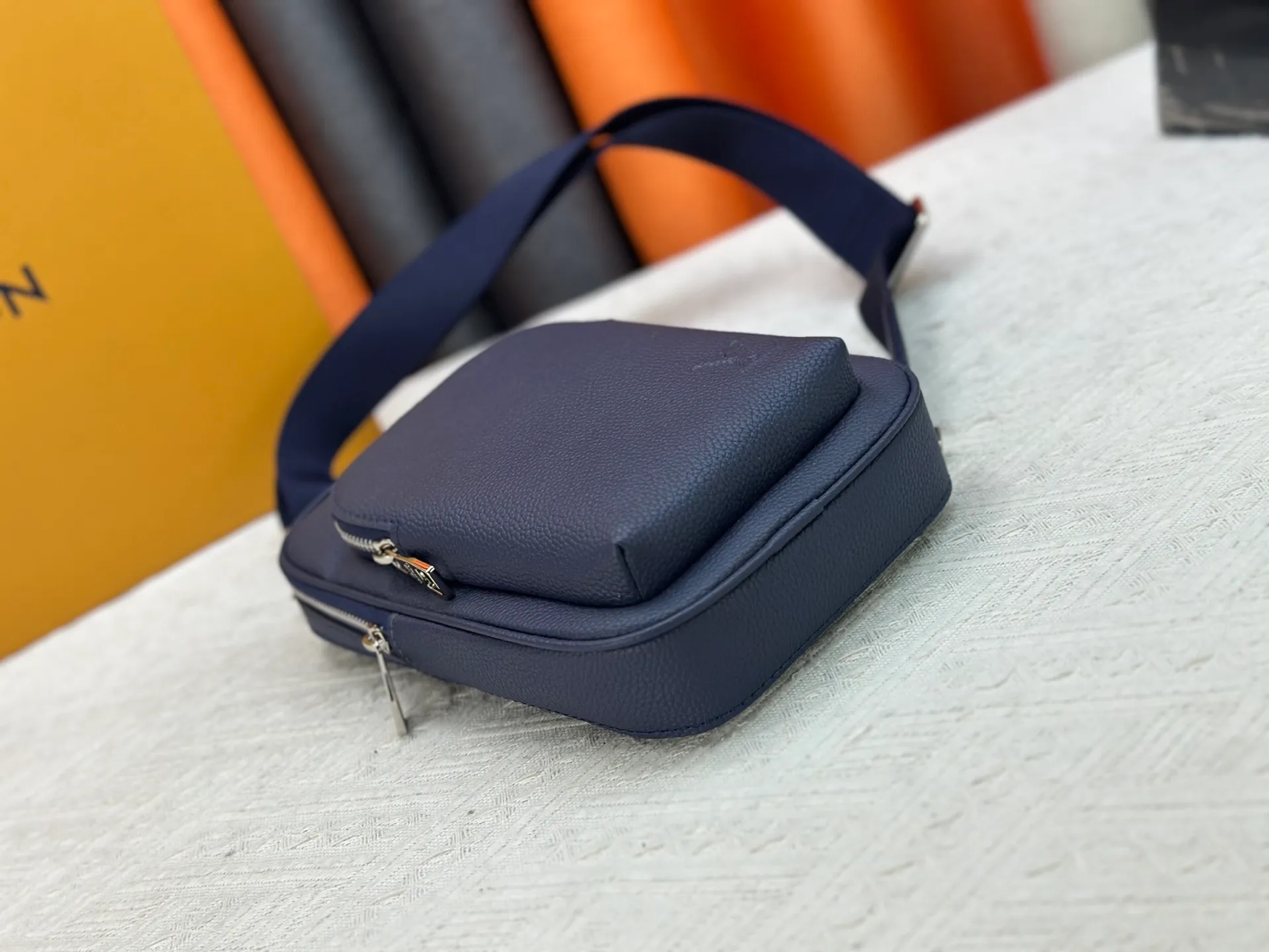P240 M15255 M15269 M26419 M11703 M47137 M46344 Pebbled leather "Avenue Sling Bag PM" with excellent durability and flexibility. The LV initials of the "LV Aerogram" series are embossed. Main compartment, zippered front pocket, small triangular zippered pocket design. Can be worn from either shoulder with the adjustable strap. Dimensions are 16 x 33 x 5.7 cm. (length x height x width)
