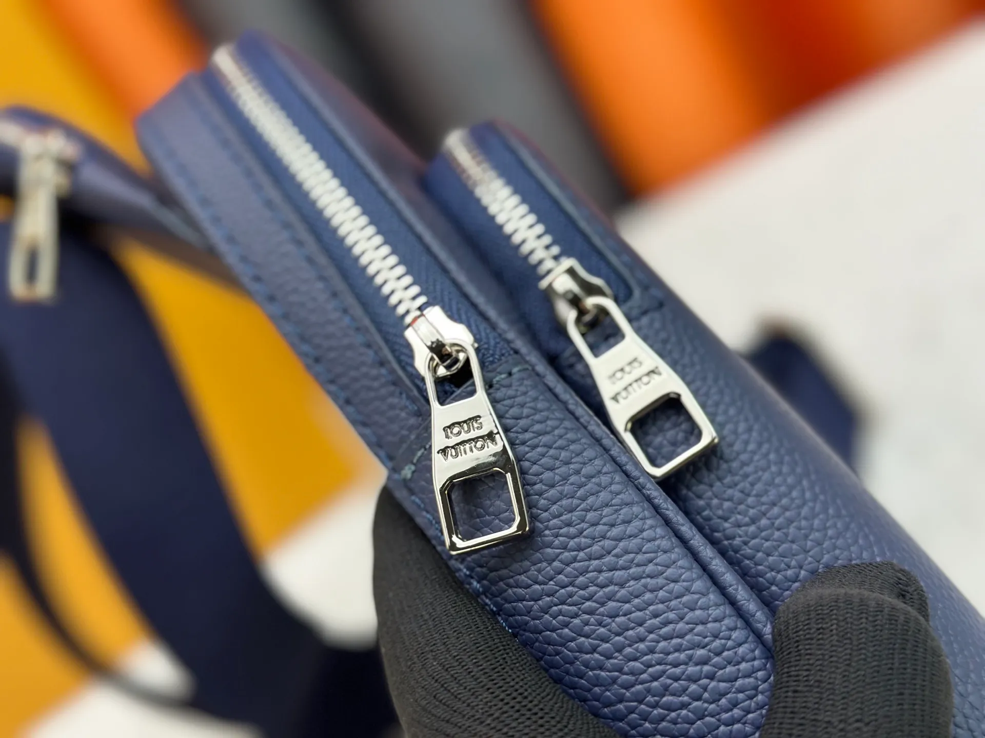 P240 M15255 M15269 M26419 M11703 M47137 M46344 Pebbled leather "Avenue Sling Bag PM" with excellent durability and flexibility. The LV initials of the "LV Aerogram" series are embossed. Main compartment, zippered front pocket, small triangular zippered pocket design. Can be worn from either shoulder with the adjustable strap. Dimensions are 16 x 33 x 5.7 cm. (length x height x width)