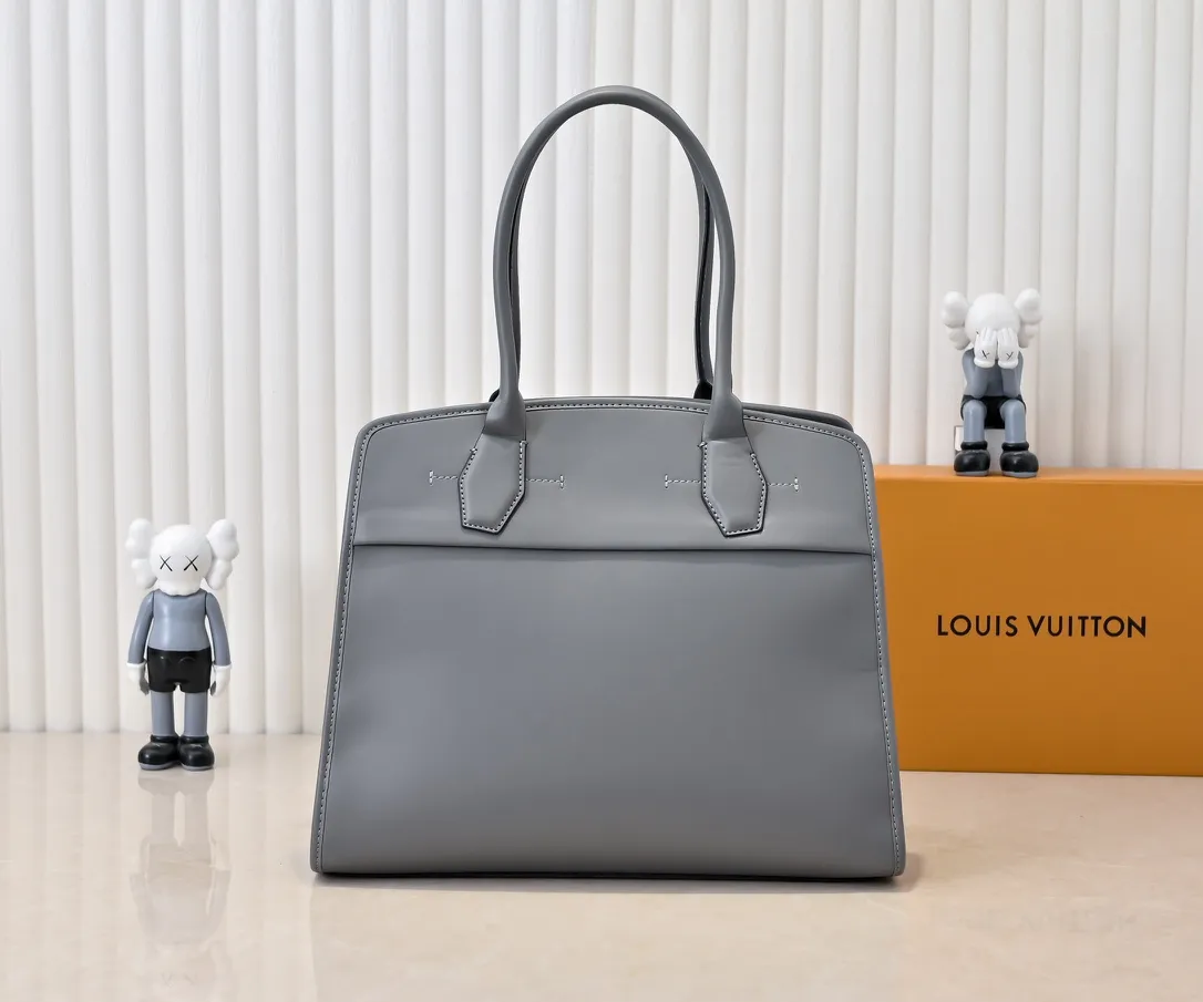 Batch 💰Small 360 💰Large 190 M12005 M12556 M12337 This large City Steamer handbag draws inspiration from the design of suitcases built for cruise ships in 1901, making its eye-catching appearance at the 2024 autumn and winter ready-to-wear show. Grained Millesime leather and shearling leather trims add seasonal flair, an embossed padlock and hot-stamped LV Circle logo add a modern twist, and a removable Monogram storage bag makes it easy to store valuables. Size: large size 35x42x21cm, small size 30x36x17