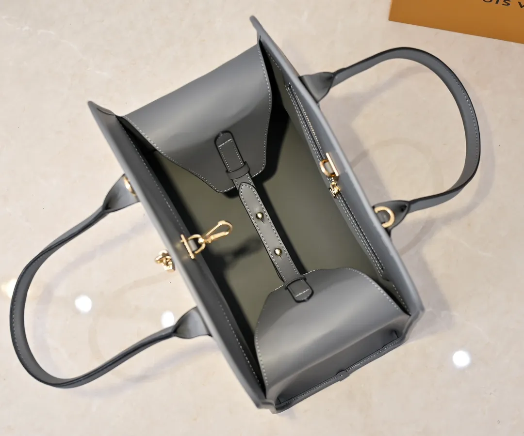 Batch 💰Small 360 💰Large 190 M12005 M12556 M12337 This large City Steamer handbag draws inspiration from the design of suitcases built for cruise ships in 1901, making its eye-catching appearance at the 2024 autumn and winter ready-to-wear show. Grained Millesime leather and shearling leather trims add seasonal flair, an embossed padlock and hot-stamped LV Circle logo add a modern twist, and a removable Monogram storage bag makes it easy to store valuables. Size: large size 35x42x21cm, small size 30x36x17