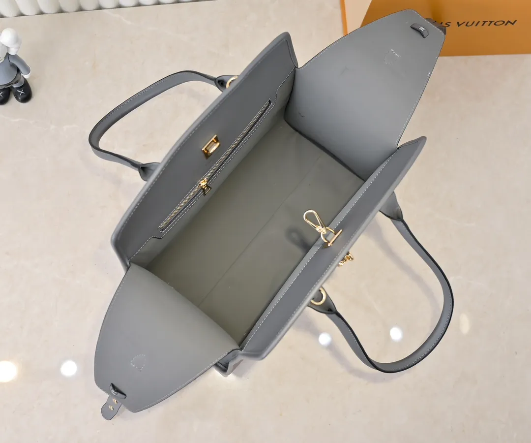 Batch 💰Small 360 💰Large 190 M12005 M12556 M12337 This large City Steamer handbag draws inspiration from the design of suitcases built for cruise ships in 1901, making its eye-catching appearance at the 2024 autumn and winter ready-to-wear show. Grained Millesime leather and shearling leather trims add seasonal flair, an embossed padlock and hot-stamped LV Circle logo add a modern twist, and a removable Monogram storage bag makes it easy to store valuables. Size: large size 35x42x21cm, small size 30x36x17
