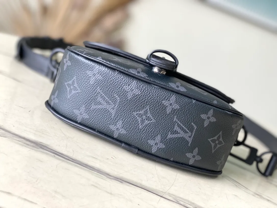 💰820 Top Original Order M47060 Black Flower This Montsouris small messenger bag is made of Monogram Macassar coated canvas to create ample space, making it a perfect choice for daily travel. The retro structure and leather shoulder strap make it easy to wear in formal occasions. Dimensions: 20 × 17 × 7 cm