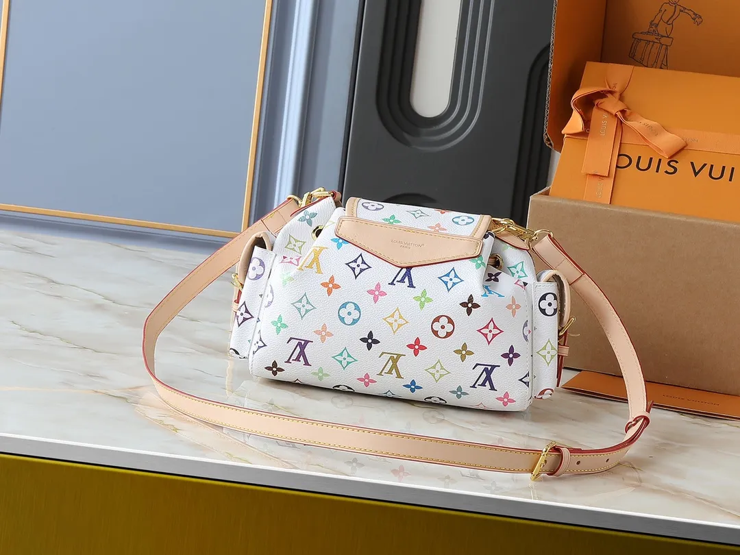 💰280💰Upgraded from the original M25554 MM25085 Odyssée handbag from the 2025 Early Fall series, it cleverly recalls the Excursion backpack design of the 2024 Cruise Early Spring series, paying tribute to Louis Vuitton's travel heritage with a classic touch. The cowhide leather body is decorated with the Monogram Bold pattern, and the decorative buckle and detachable chain are the finishing touches. The side pockets allow you to easily carry your keys or lipstick. Dimensions: 27.0 x 17.0 x 12.0 cm (length x height x width)